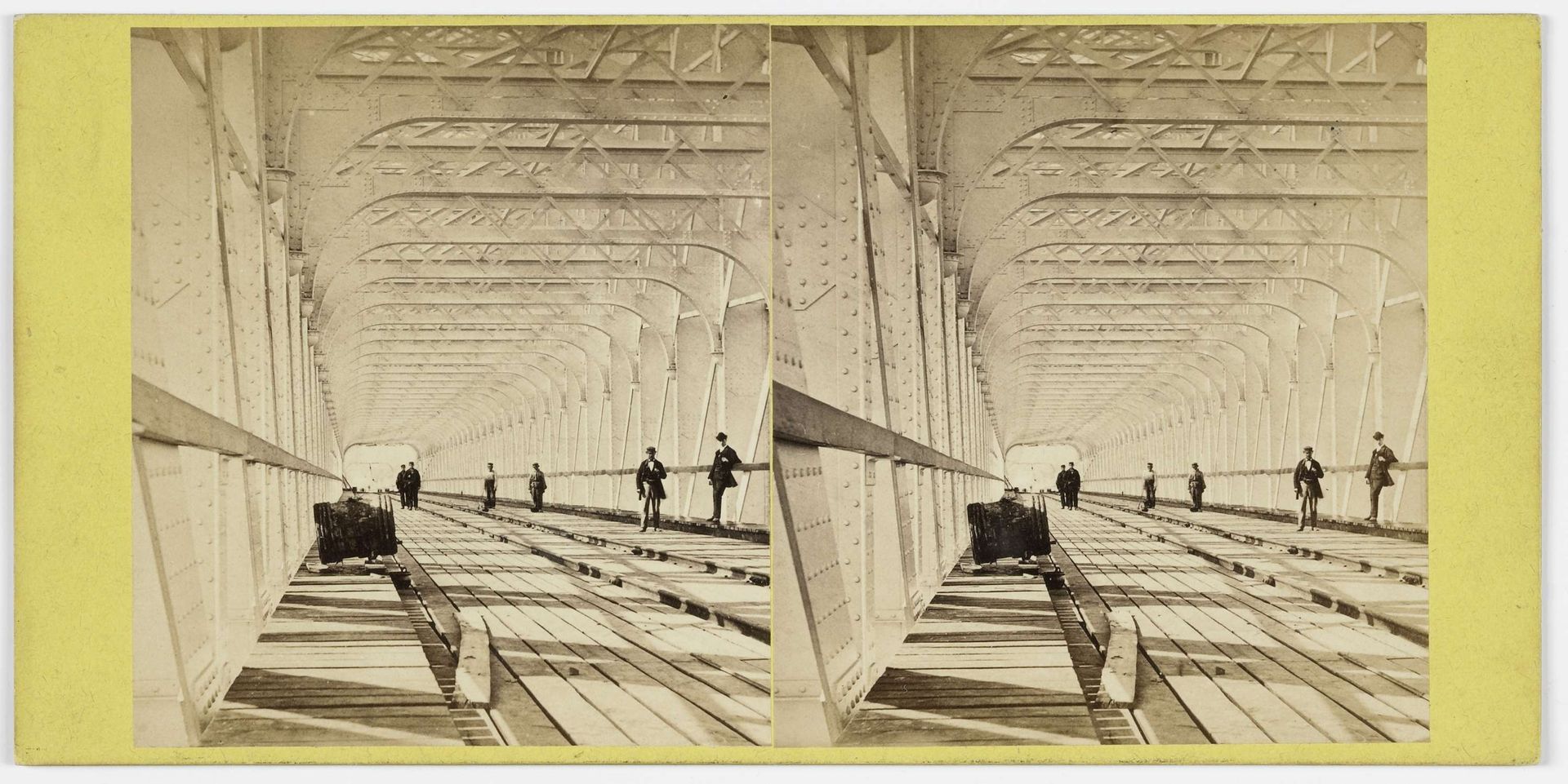 Mannen op de spoorwegbrug bij Culemborg by Pieter Oosterhuis