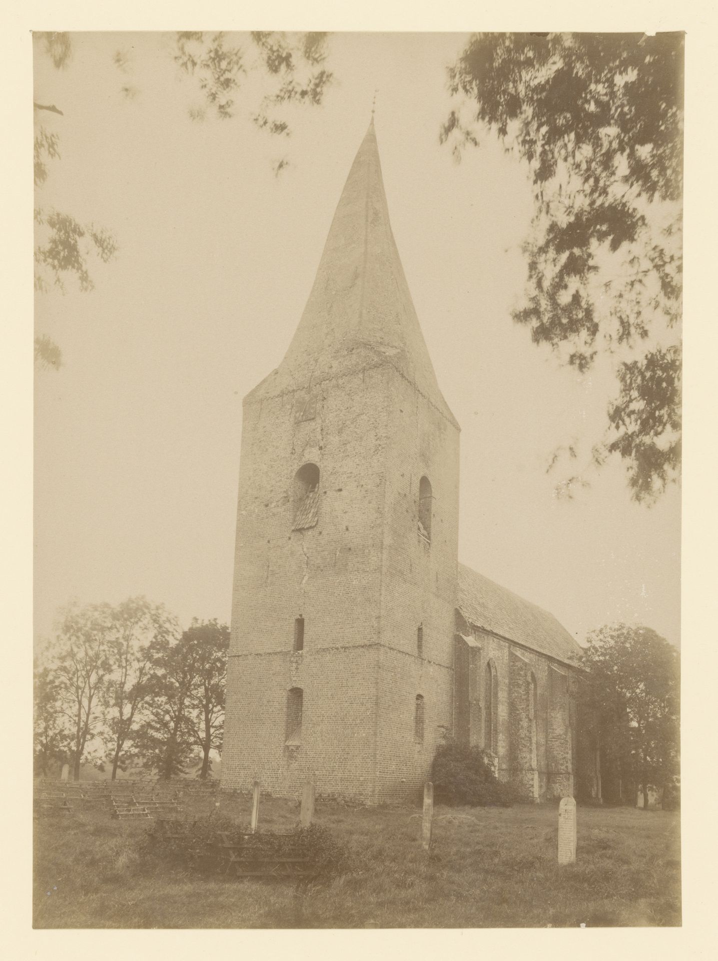 Gezicht op de Nicolaaskerk te Onstwedde by anoniem (Monumentenzorg)