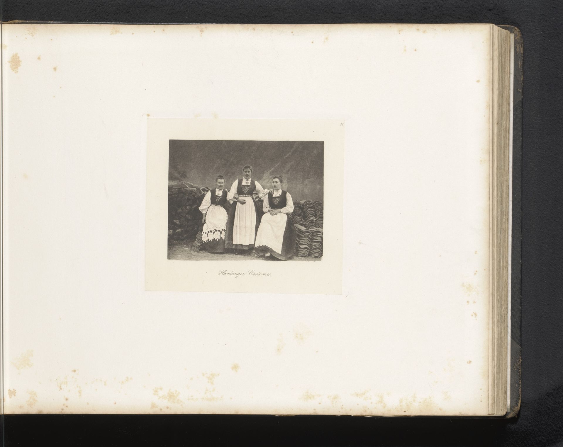 Portret van drie onbekende vrouwen in Røldal by Paul Lange
