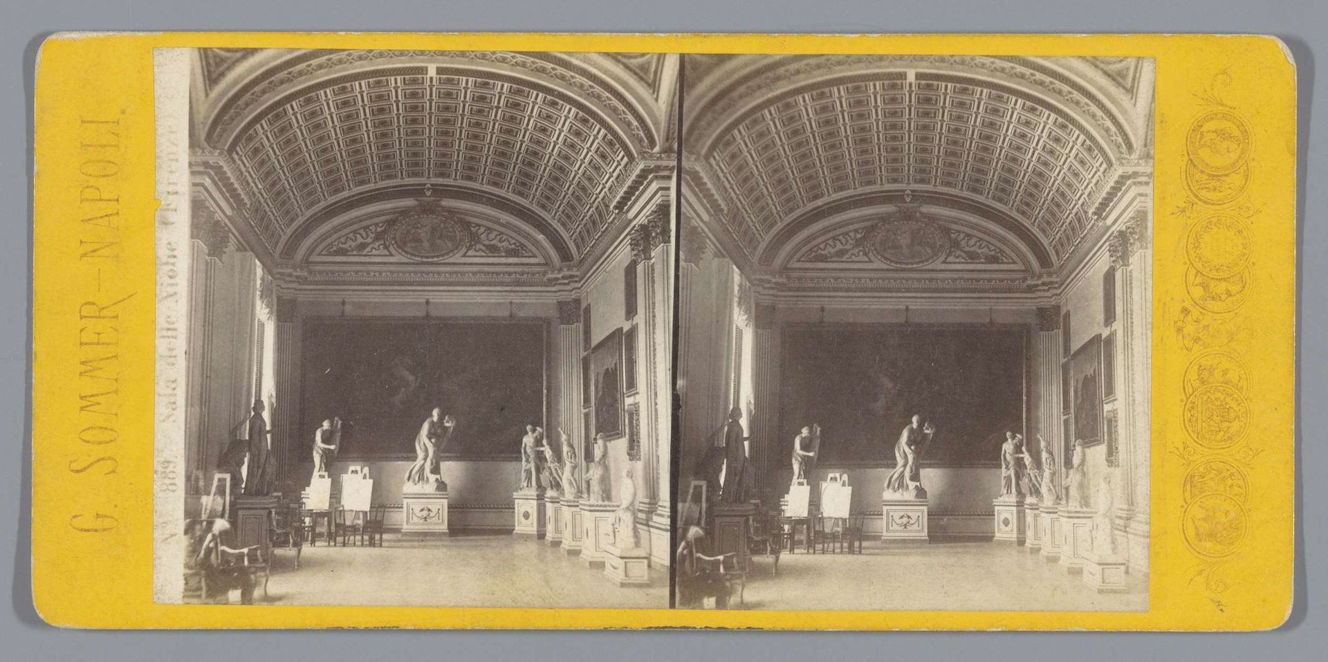 Interieur van de Sala della Niobe in de Galleria degli Uffizi by Giorgio Sommer