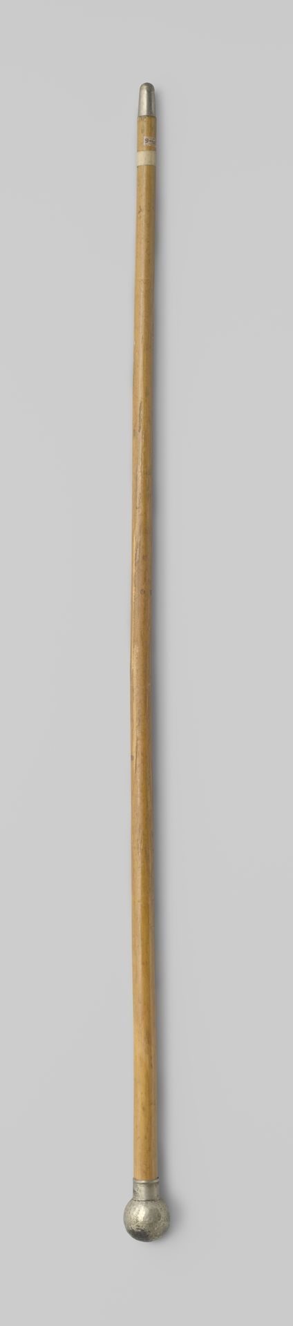 Onderstok van parasol of parapluie van rotting met alpaca bol op ring en voorzien van stompe, metalen punt by Gustav Schnitzler
