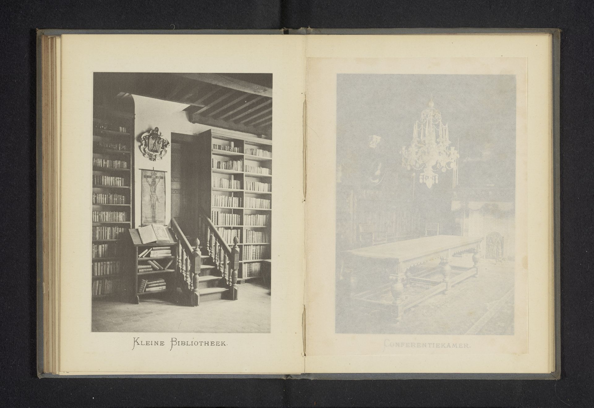 Interieur van de bibliotheek van Christoffel Plantijn by Joseph Maes