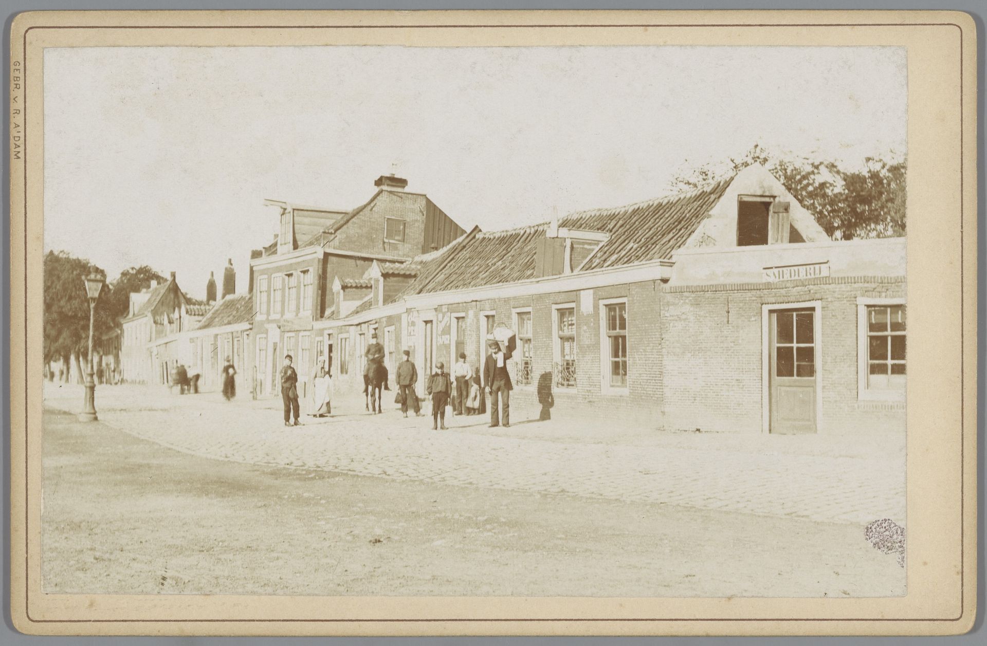 Gezicht op huizen aan de Buitensingel buiten de Raambarrière in Amsterdam, nu bekend als de Nassaukade by Gebr. van R.