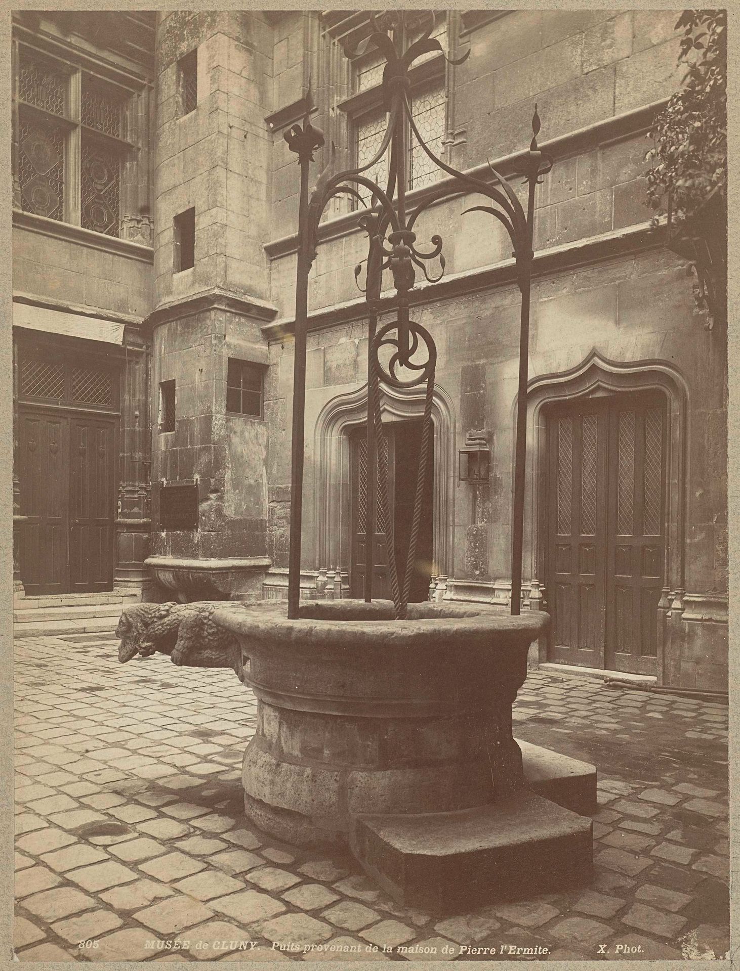 Waterput op de binnenplaats van Musée de Cluny, Parijs by X phot.