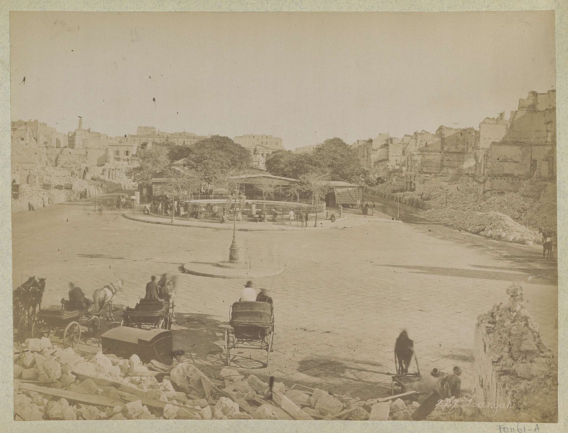 Stadsplein met verwoeste gebouwen, vermoedelijk in Egypte na een aardbeving by C. & G. Zangaki