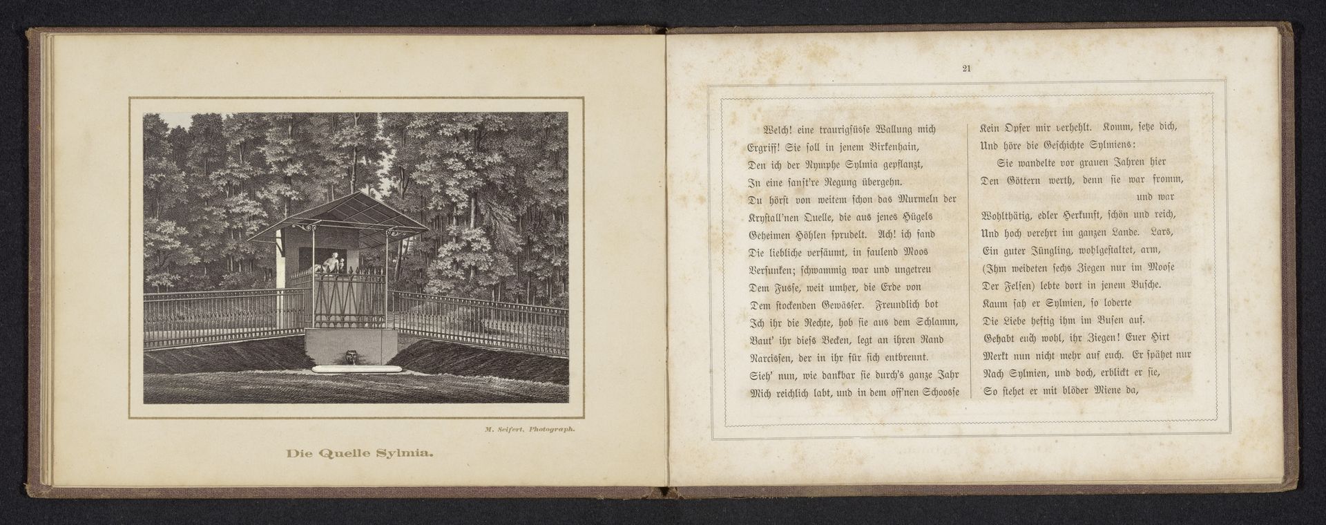 Fotoreproductie van een prent van een waterbron in het park Monrepos in Vyborg by M. Seifert