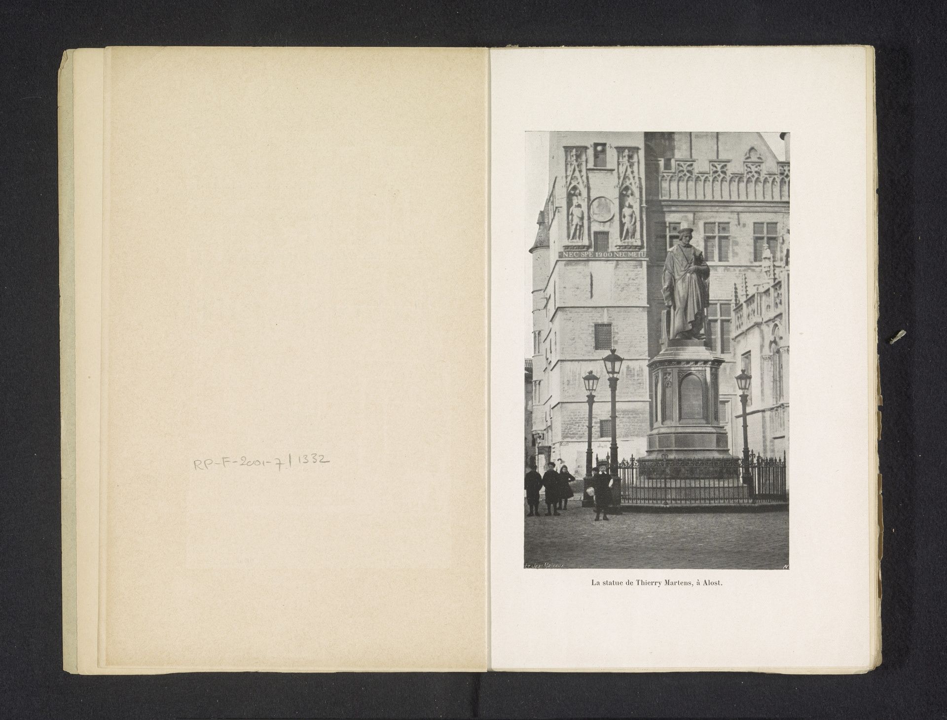 Standbeeld van Dirk Martens op de Grote Markt in Aalst by Jean Malvaux