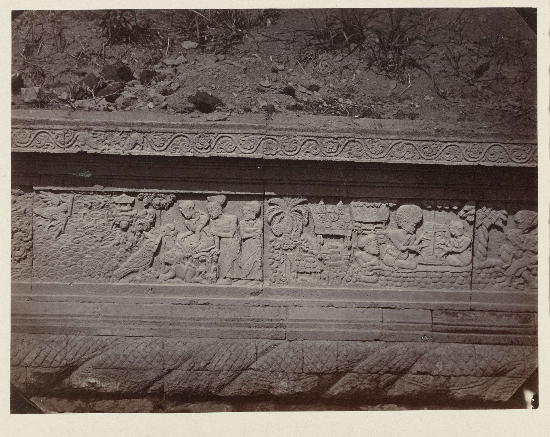 Basreliëf op het pendopo voetstuk aan de westzijde van Candi Panataran. by Isidore Kinsbergen