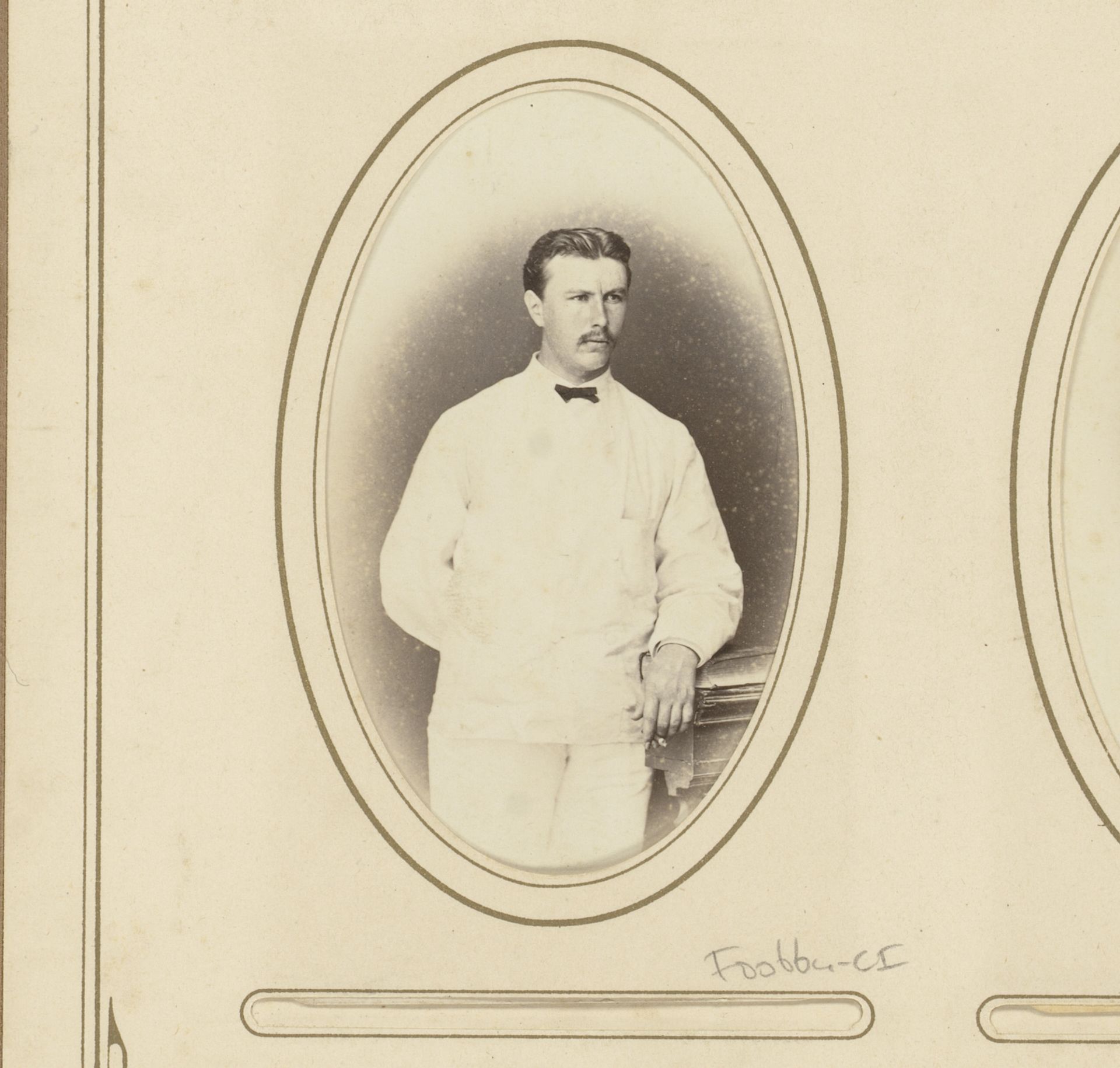 Portret van een man in witte kleding met sigaar by J.B. Jasper