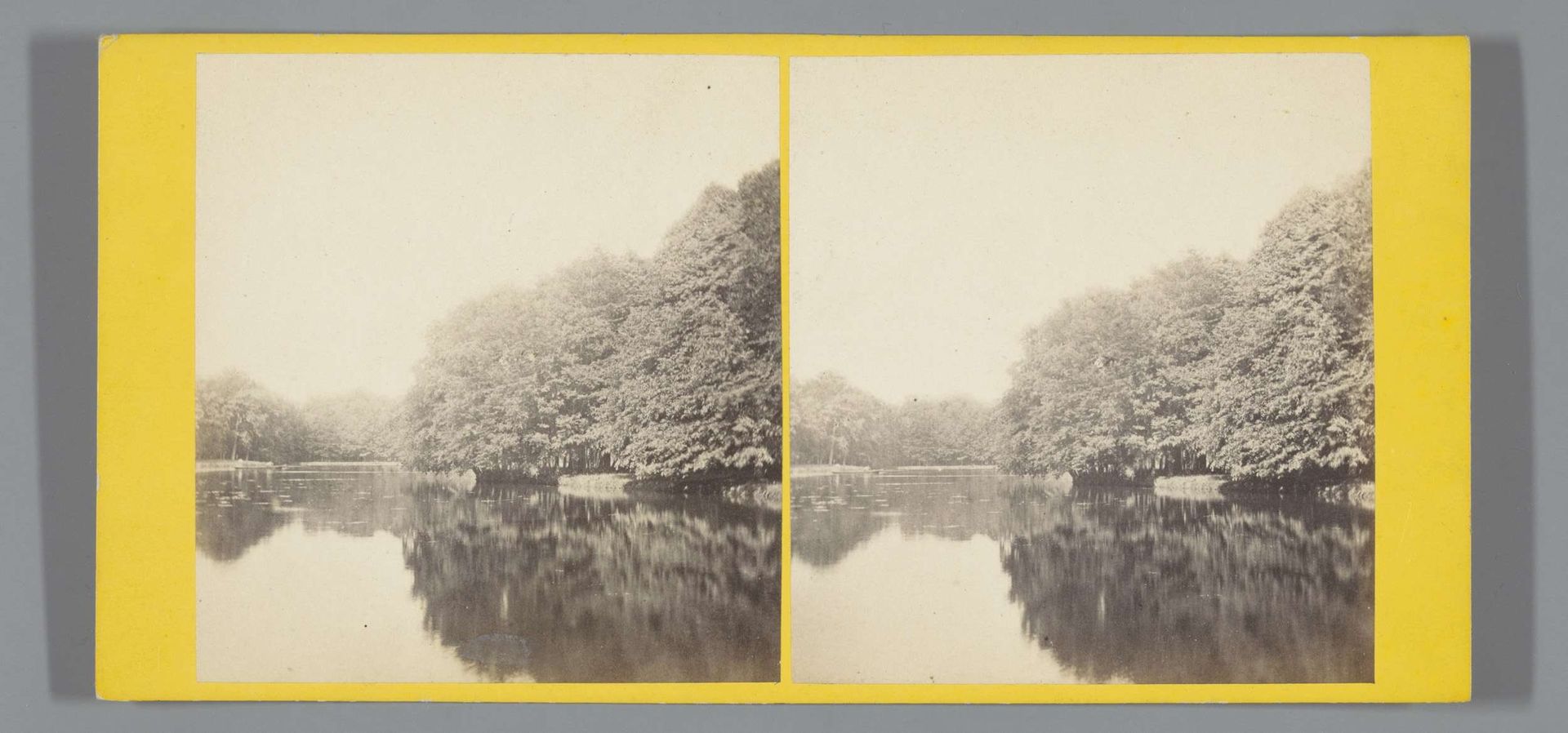 Gezicht op de vijver in het Haagse Bos by Pieter Oosterhuis