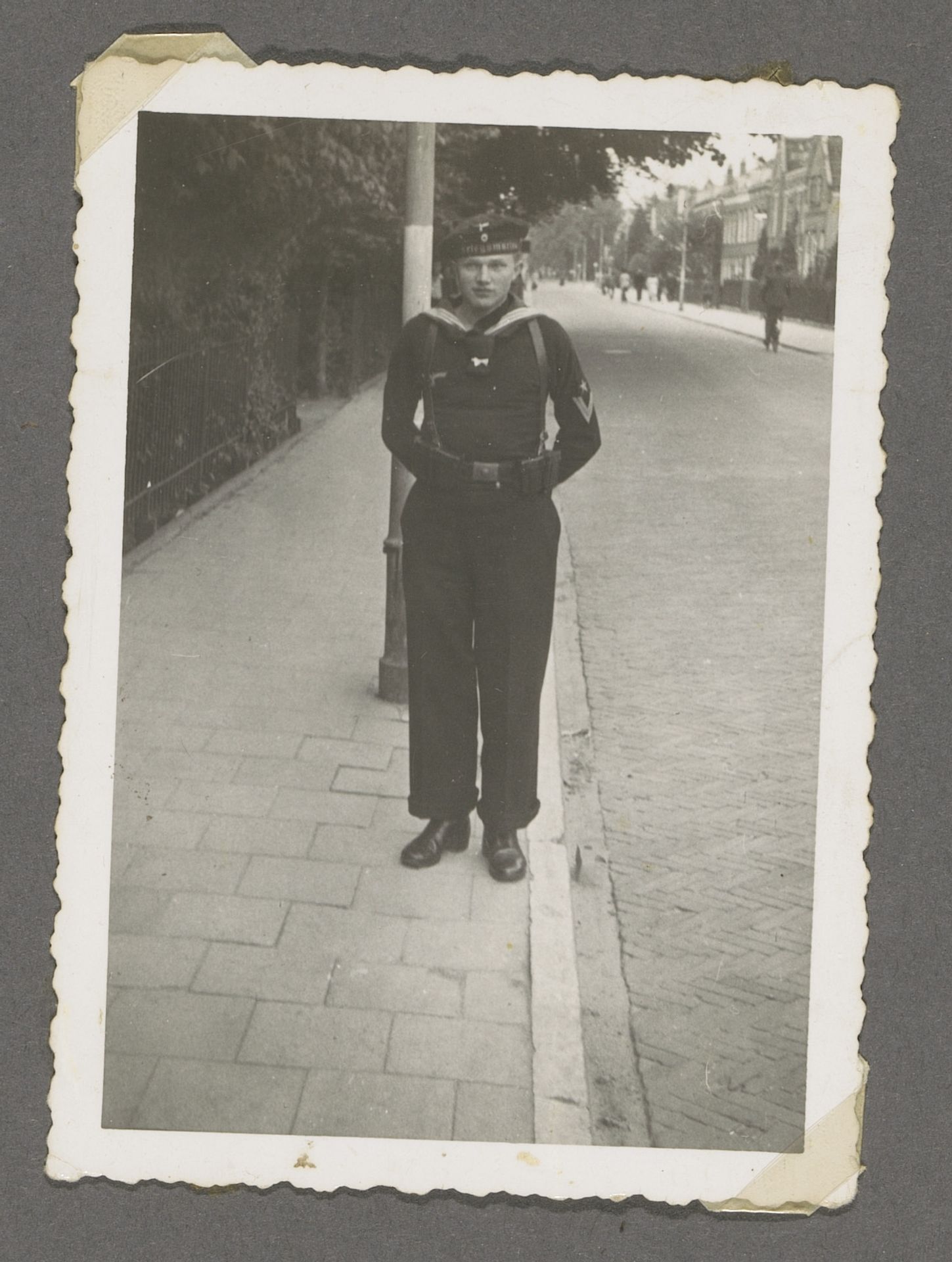 Portret van Heinrich Clausen in uniform op straat by Anonymous