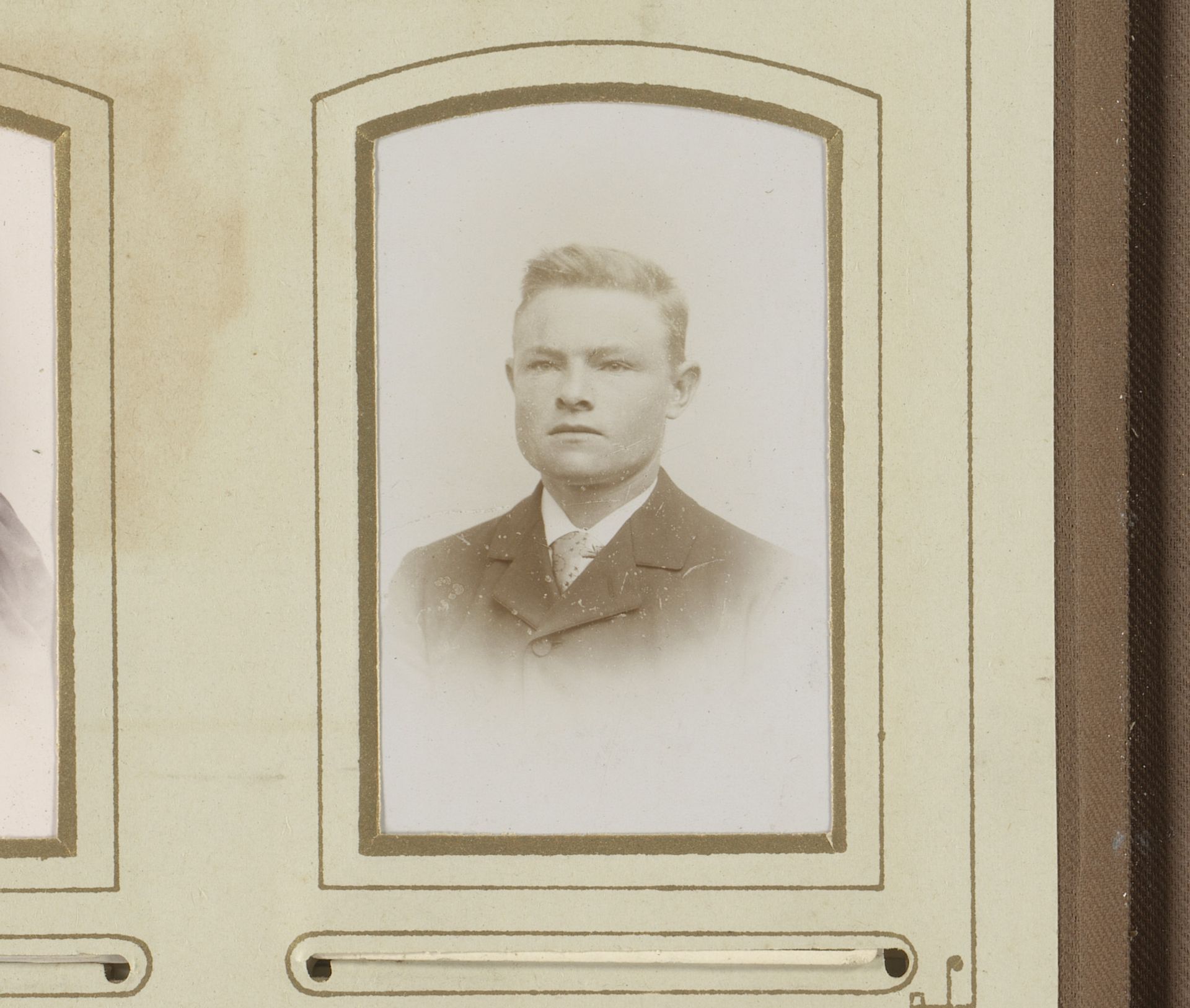 Portret van een jonge man by Gebroeders IJpma