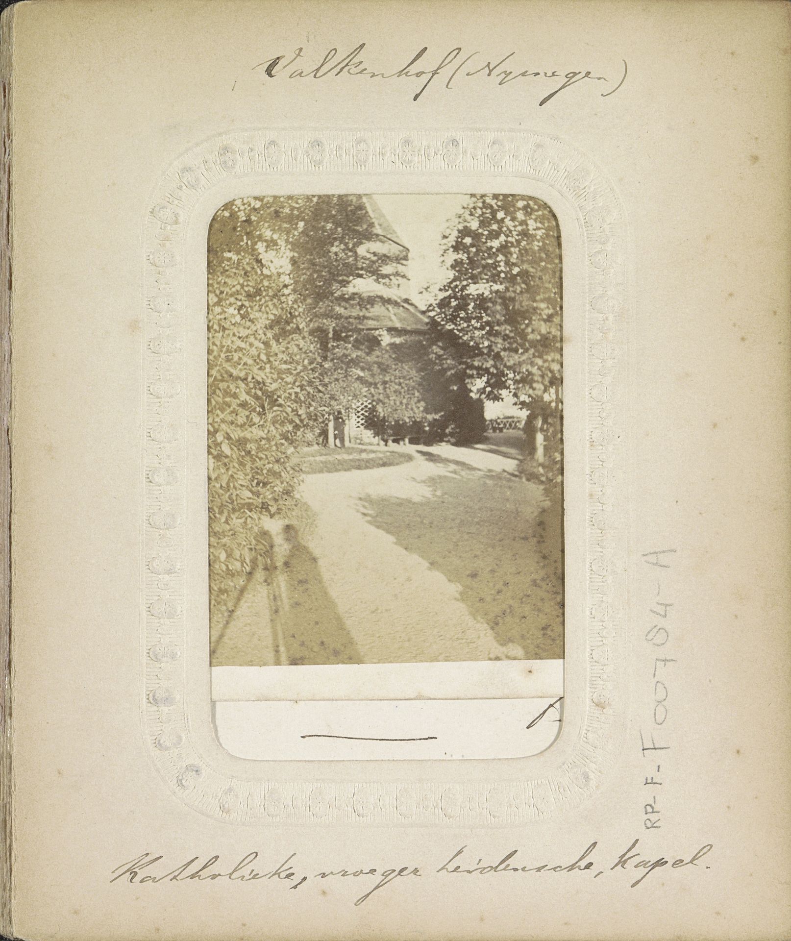 Gezicht op de Valkhofkapel (Sint-Nicolaaskapel) in Nijmegen met vooraan links de schaduw van de fotograaf by Julius Cornelius Schaarwächter