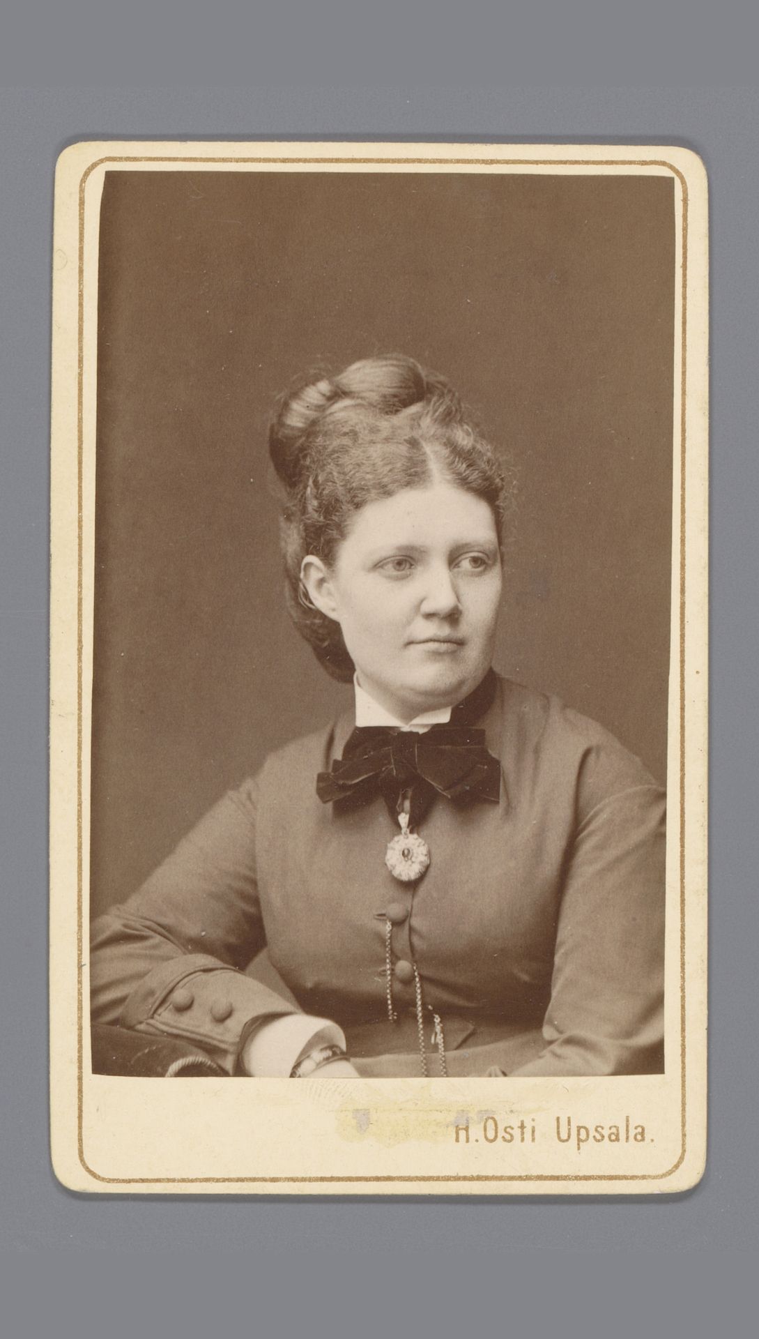 Portret van een onbekende vrouw by Henri Ostis