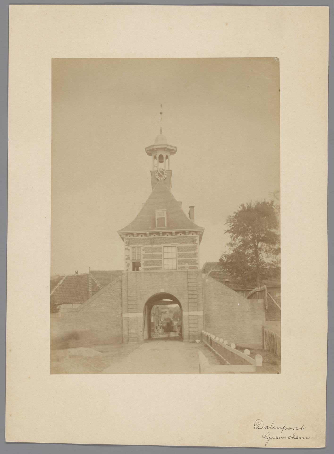 Gezicht op de Dalempoort te Gorinchem by anoniem (Monumentenzorg)