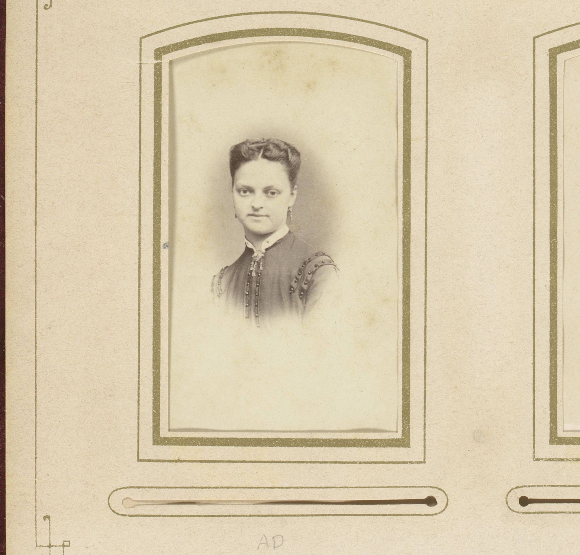 Portret van een jonge vrouw by Leonard Stollenwerk