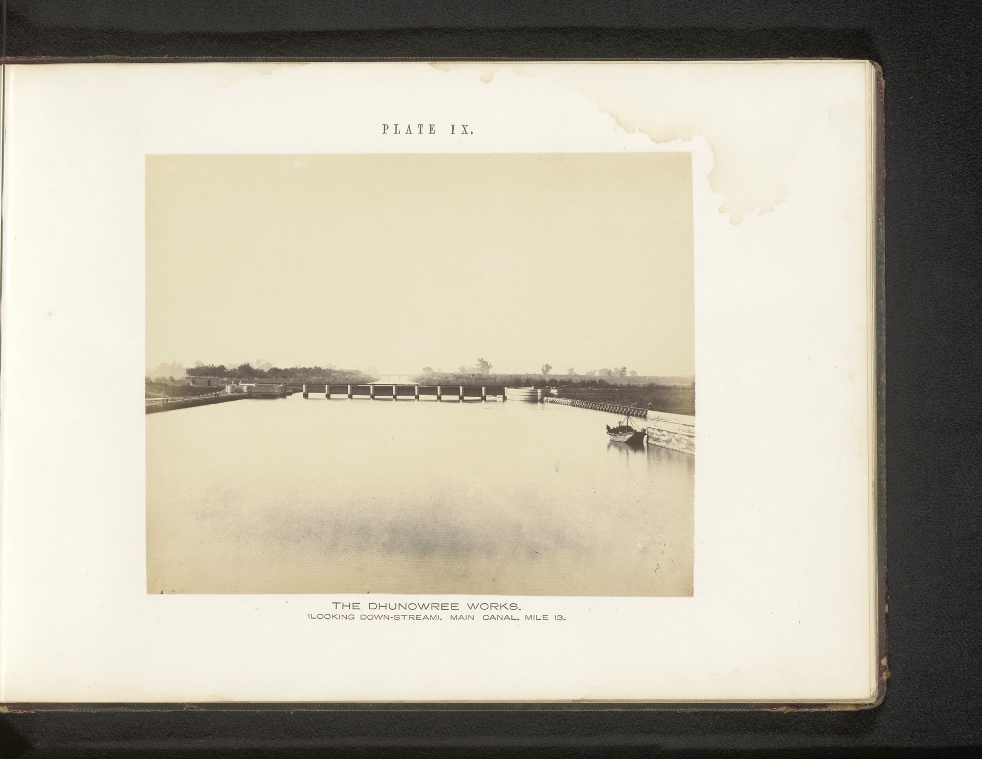 Gezicht op waterwerken bij een kruising van de Ganges met een andere rivier by Thomas George Glover