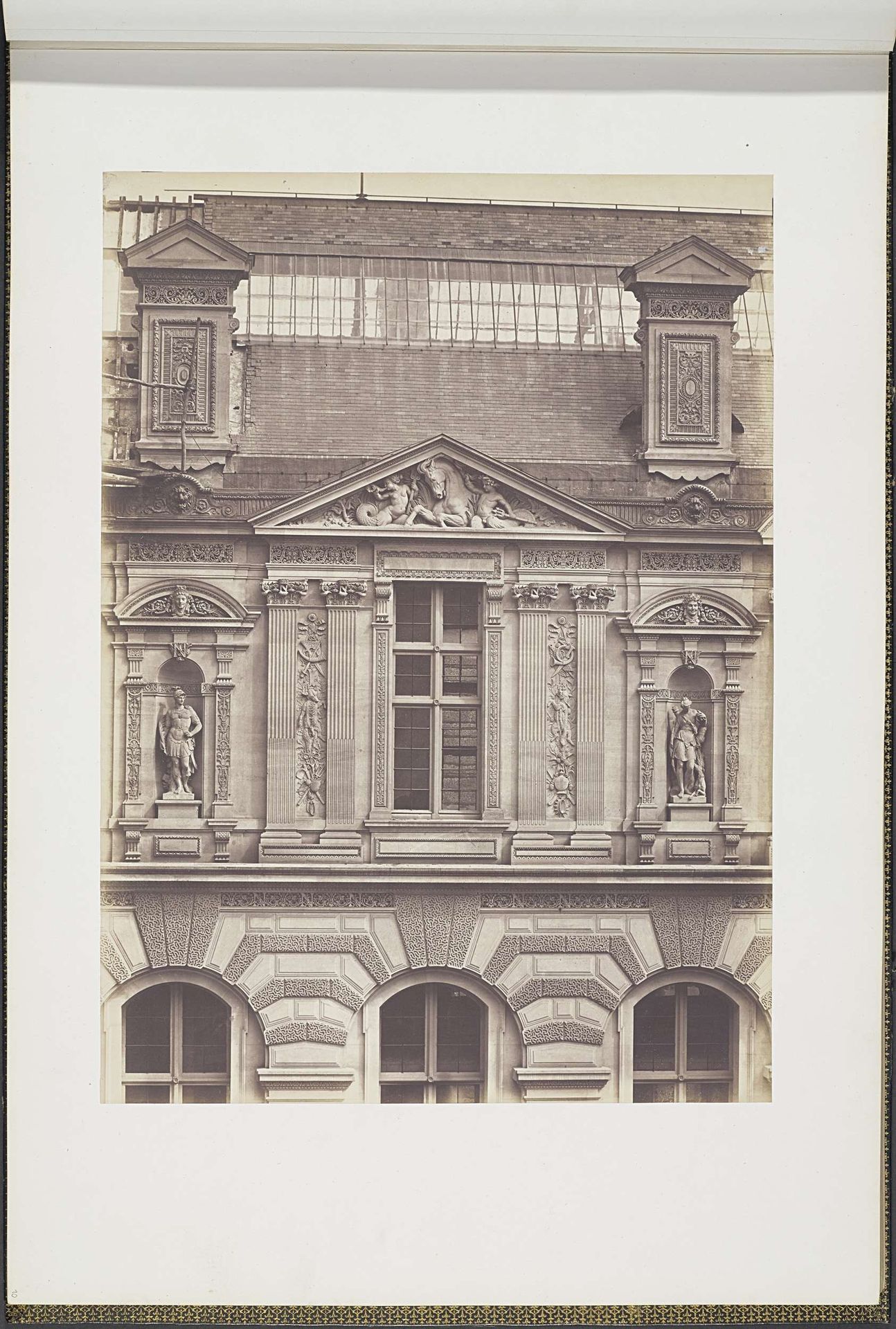 Noordgevel aan de Cour Visconti van het Palais du Louvre by Edouard Baldus