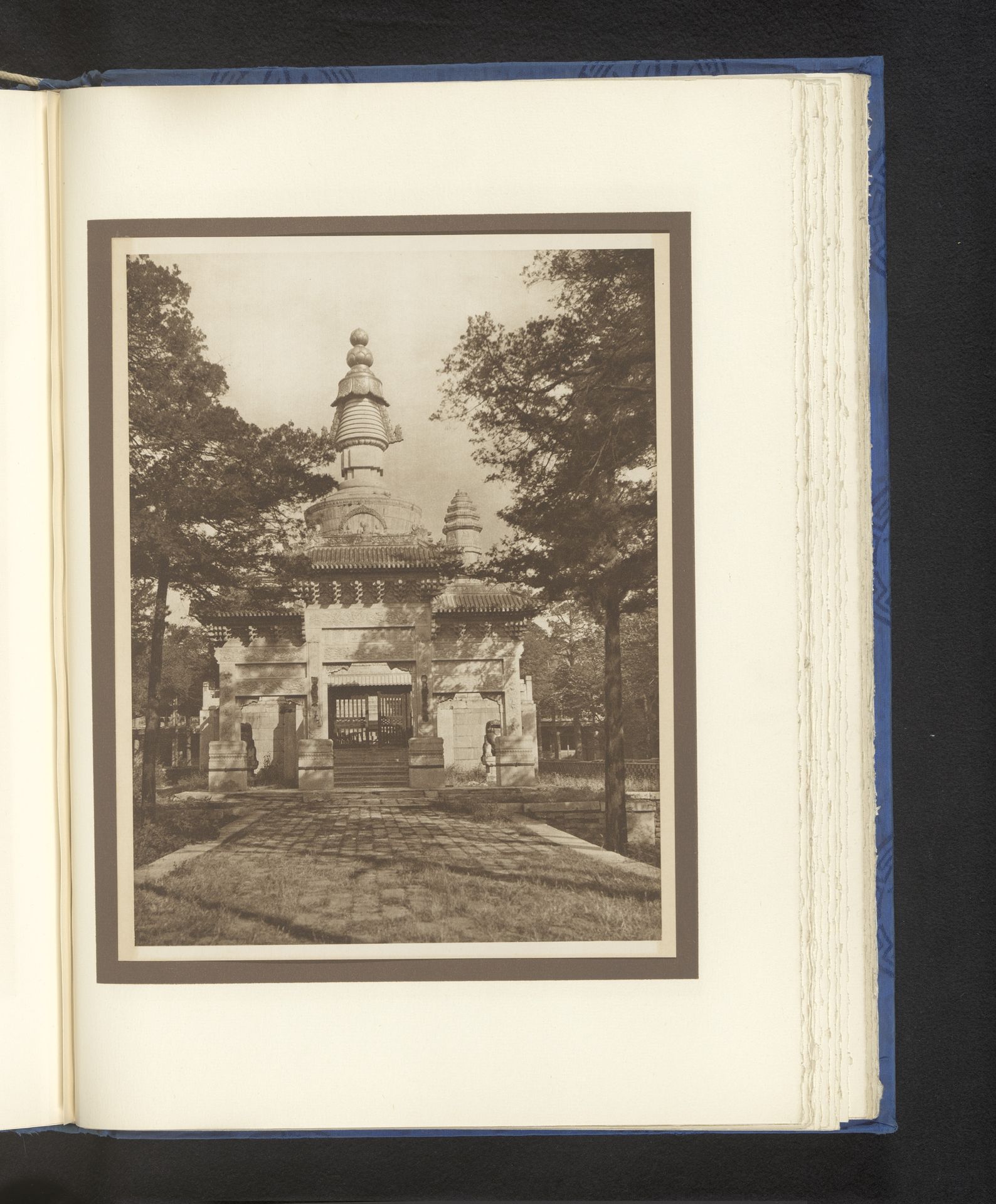Stoepa's bij een tempel te Peking by Donald Mennie