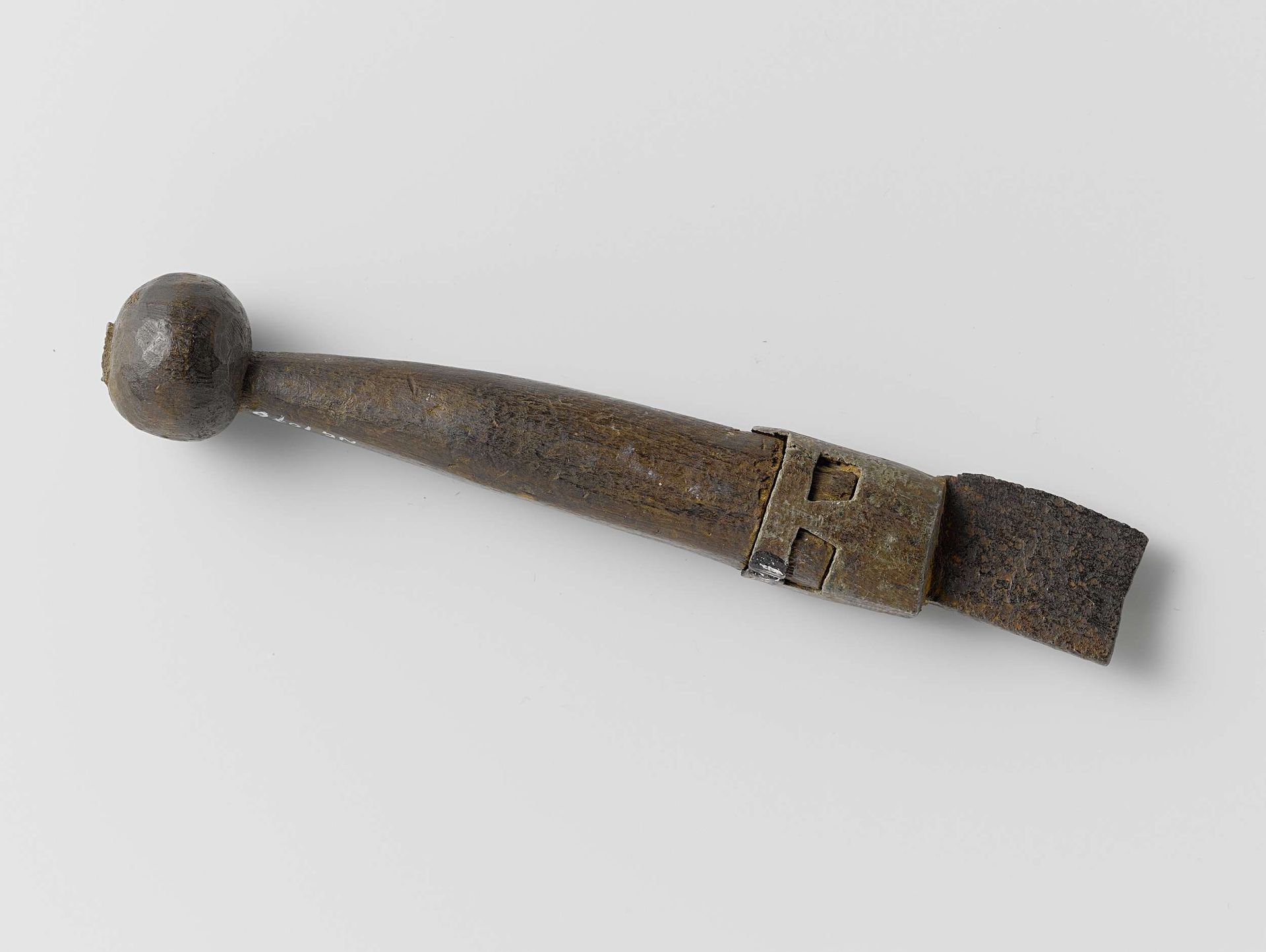 Heft van hout, spits toelopend met bolvormige knop aan het uiteinde by Anonymous