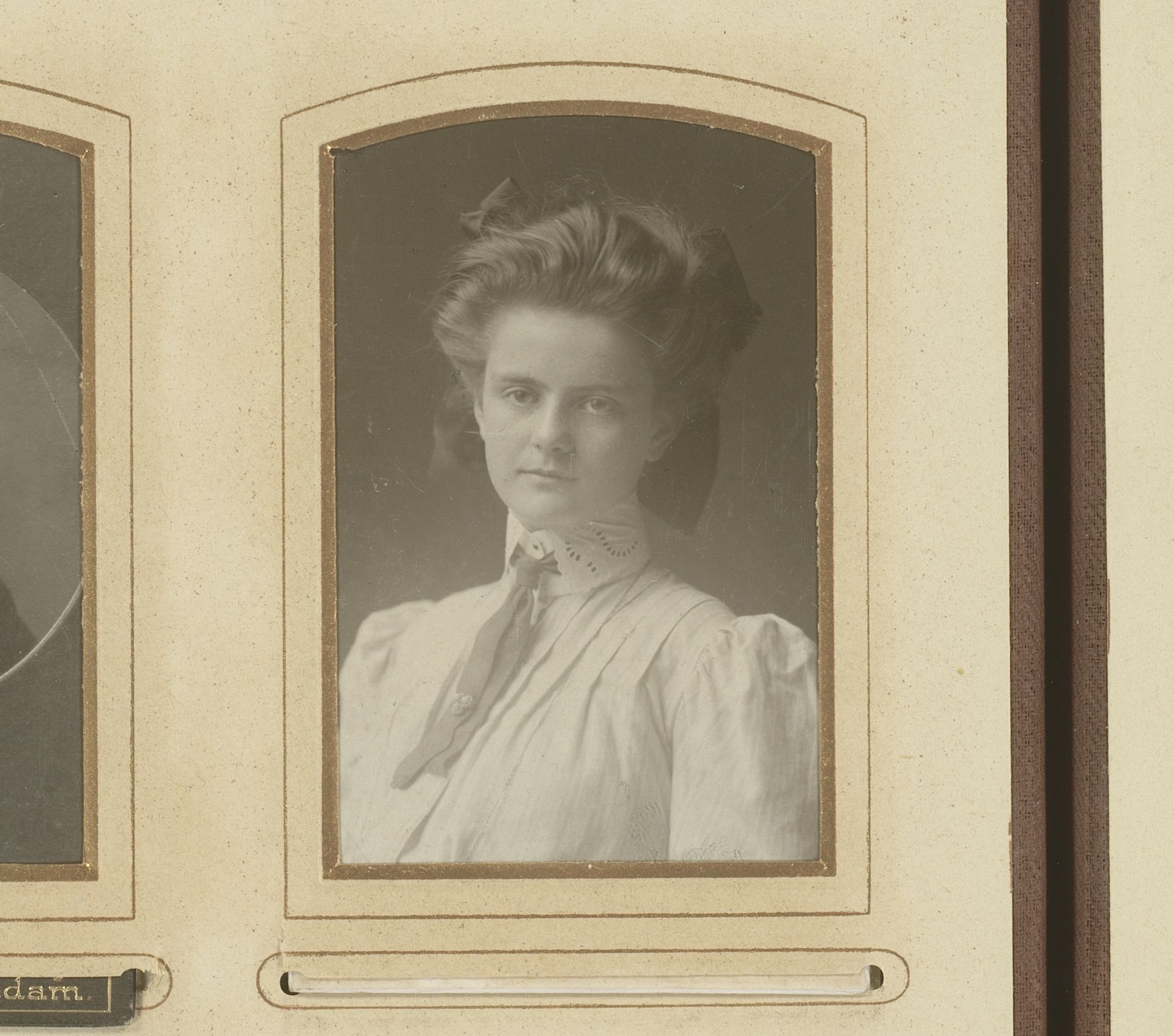 Portret van een jonge vrouw, aangeduid als Alida by Bakker & Slier