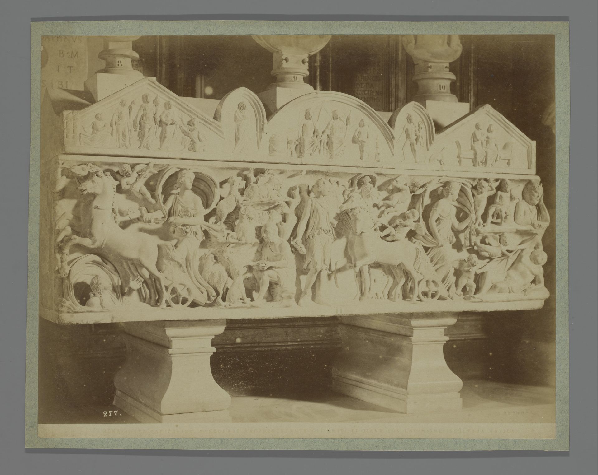 Sarcofaag met voorstelling van Diana en Endymon in de Capitolijnse Musea te Rome, Italië by Fratelli Alinari
