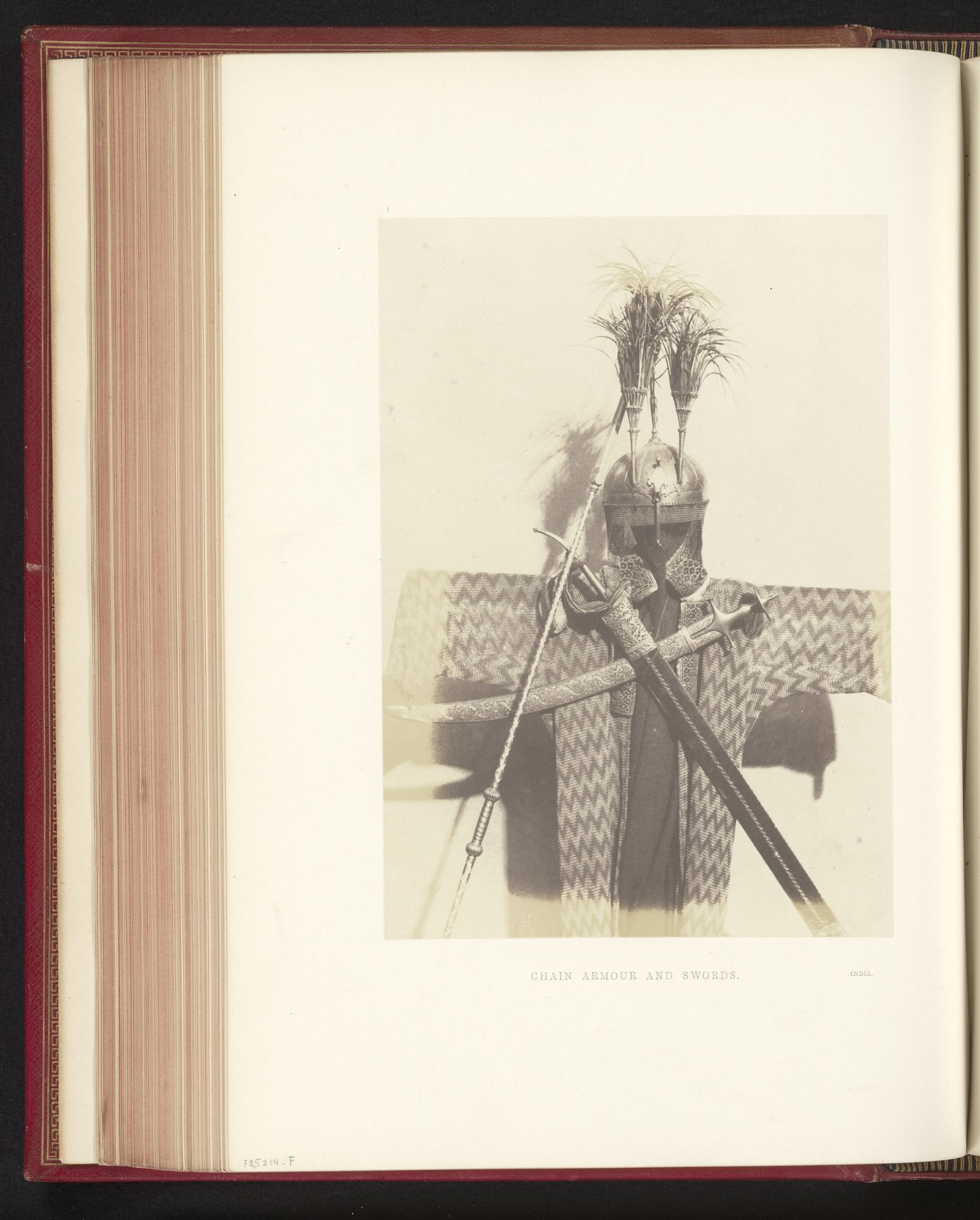 Maliënkolder, helm en zwaarden uit India tentoongesteld op de Great Exhibition of the Works of Industry of All Nations van 1851 in Londen by Hugh Owen