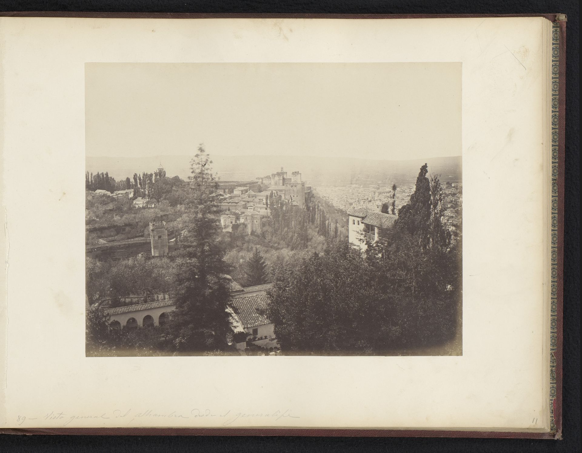 Gezicht op het Alhambra en het paleis de Generalife te Granada, Spanje by C Maufsaise