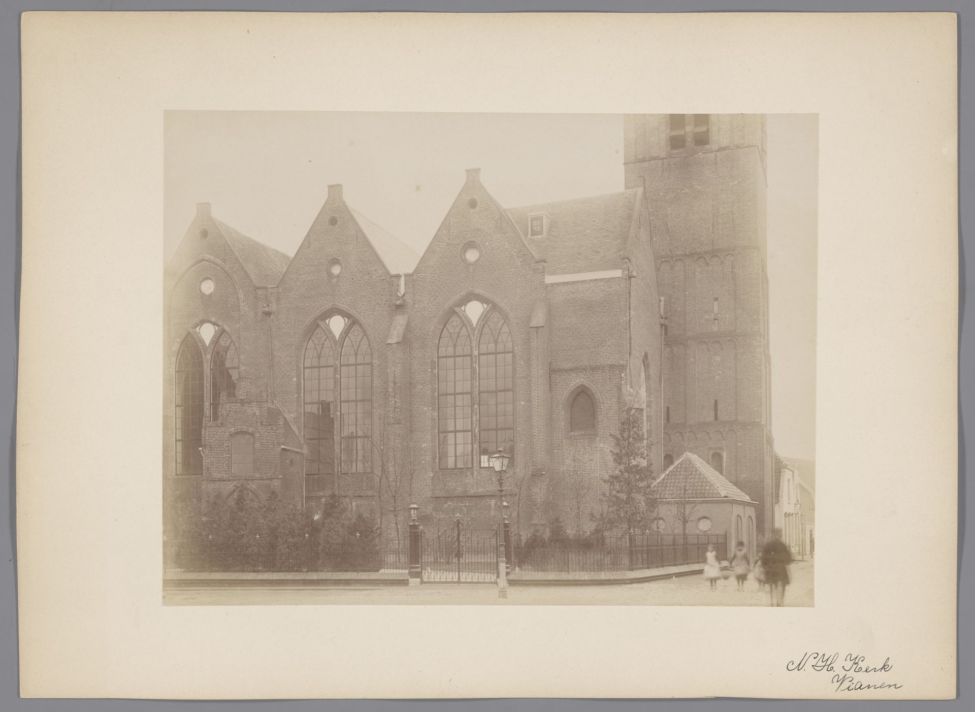 Noordzijde van de Grote Kerk te Vianen by anoniem (Monumentenzorg)