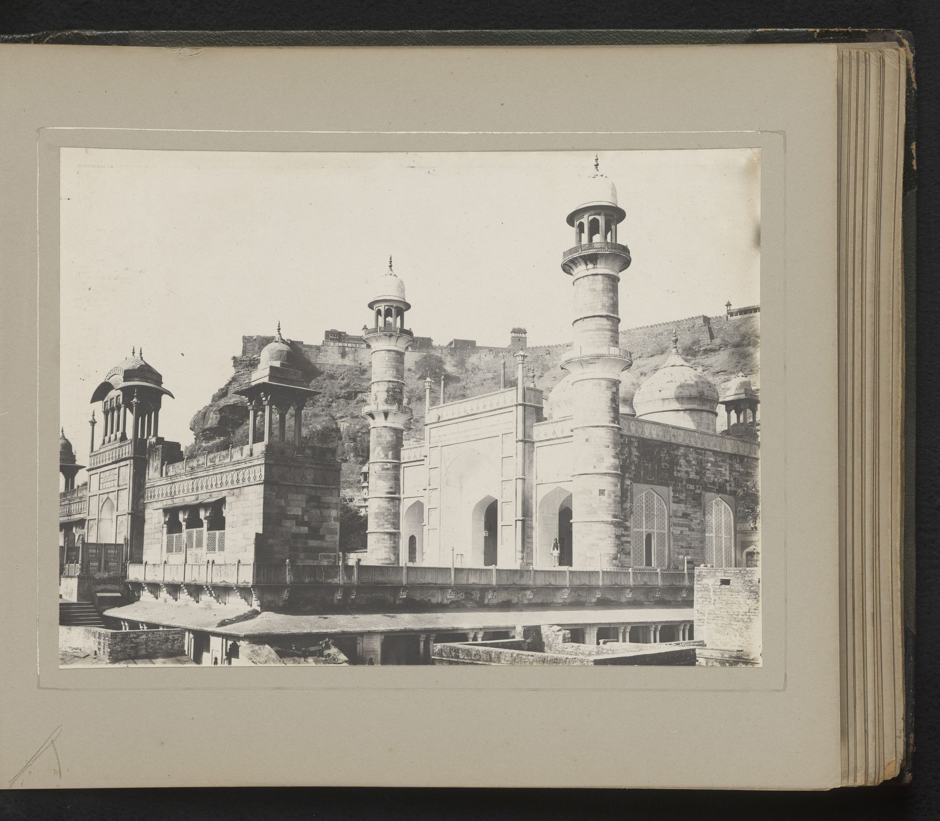 Jamah Moskee te Gwalior by K.H. Mawal