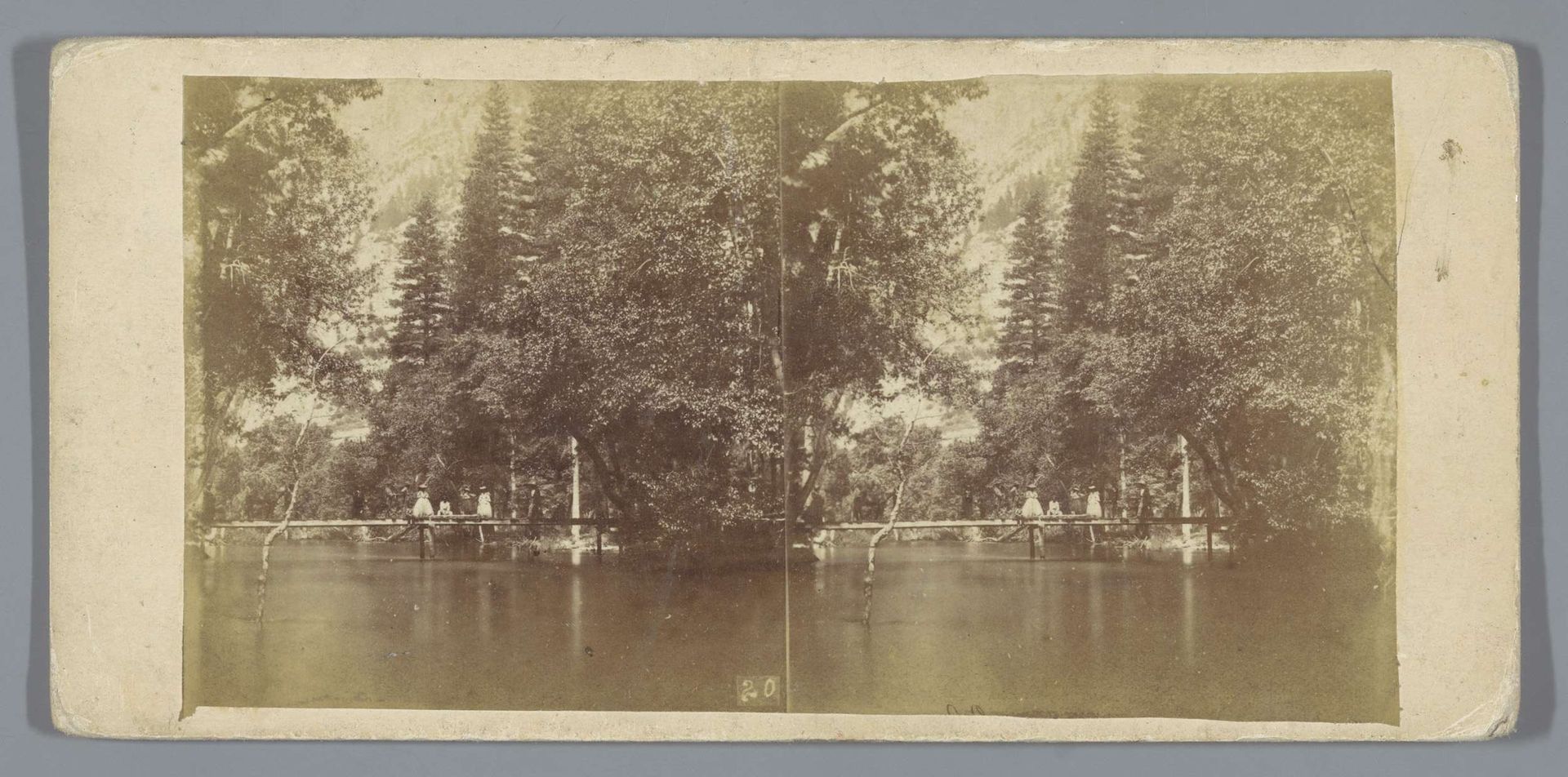Tien personen op een brug over de Merced rivier in Californië by Anonymous