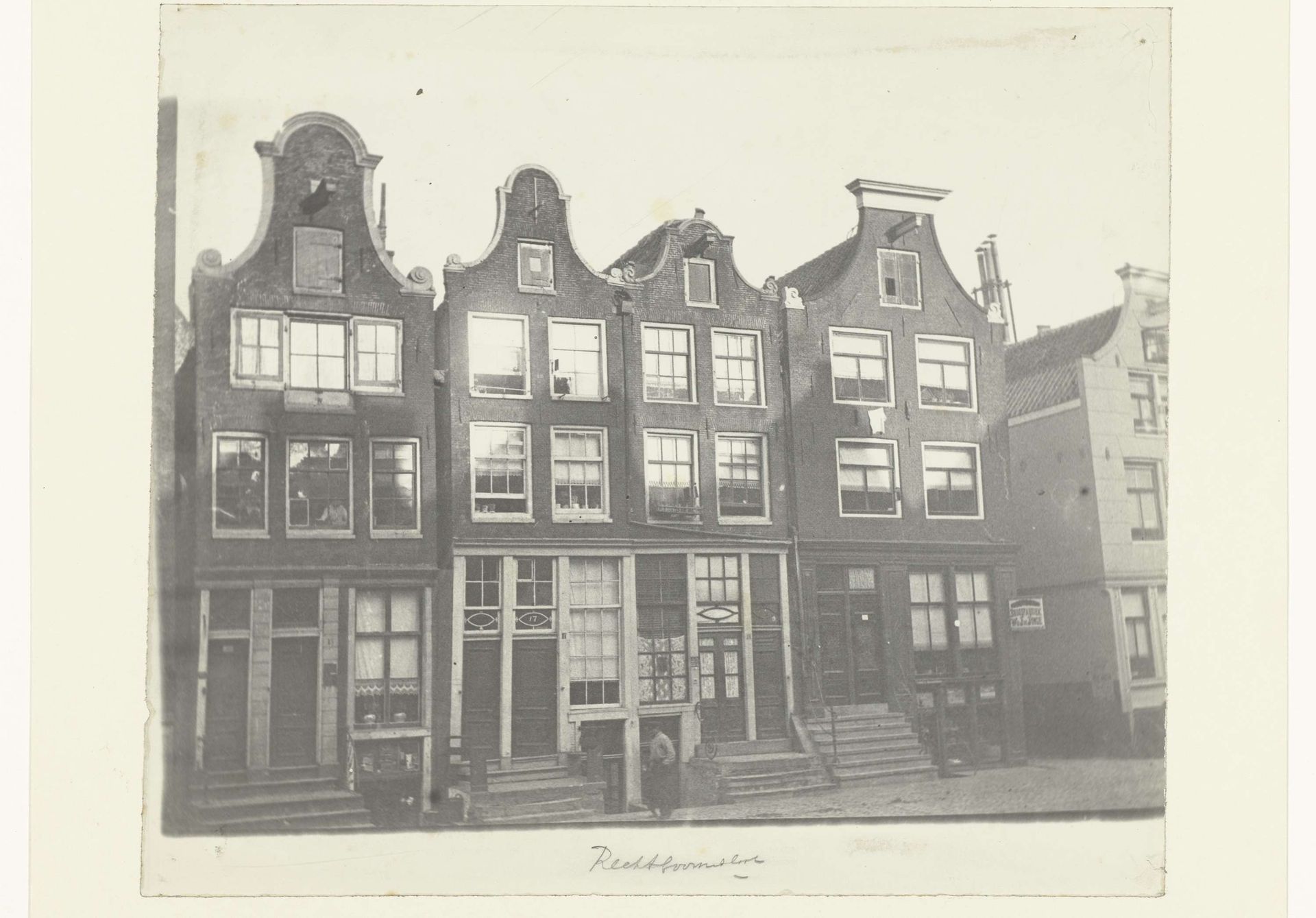 Gezicht op huizen aan de Rechtboomsloot in Amsterdam by George Hendrik Breitner
