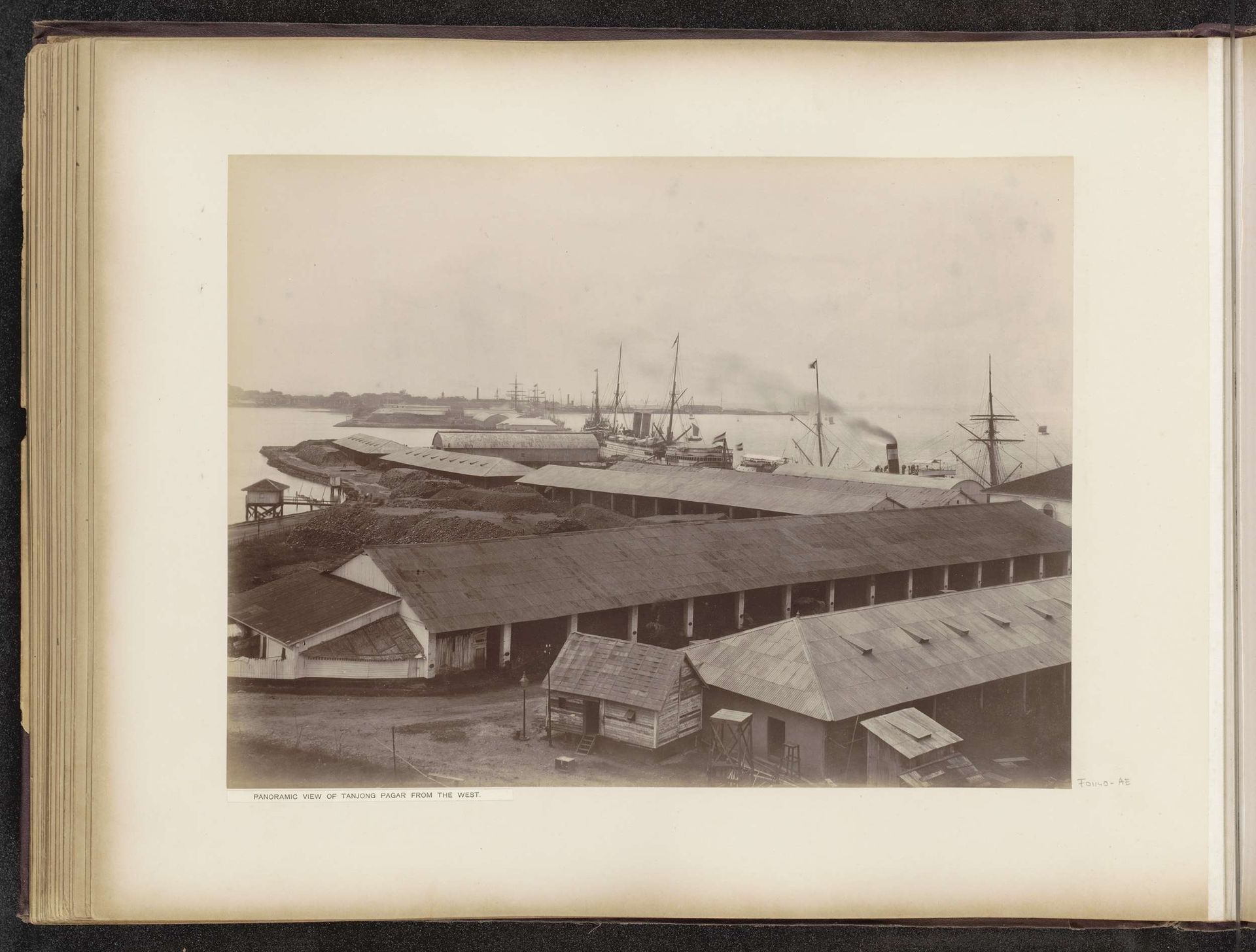 Tanjong Pagar in Singapore gezien vanuit het westen by G.R. Lambert & Co.
