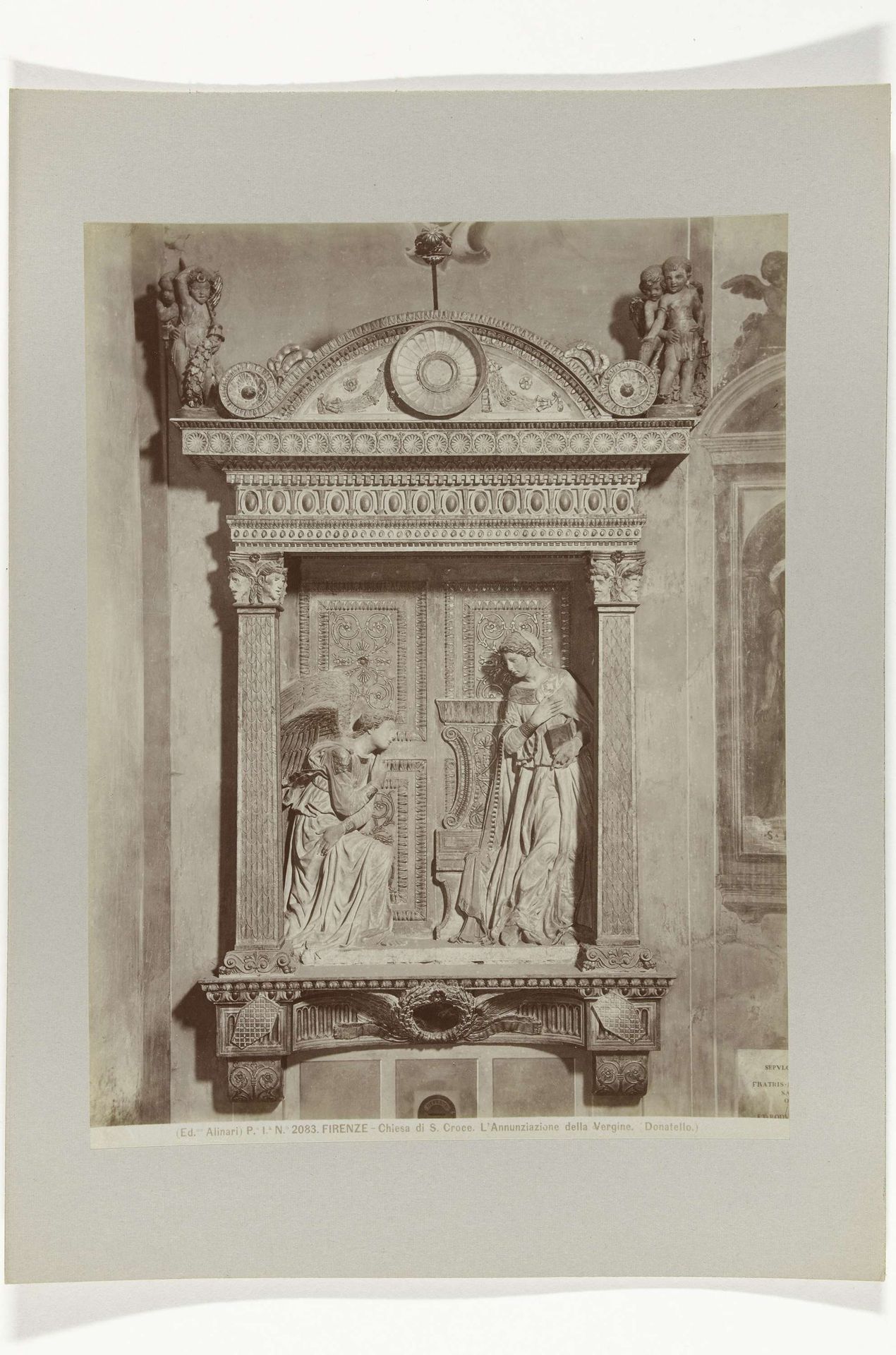 Sculptuur van de Annunciatie by Fratelli Alinari