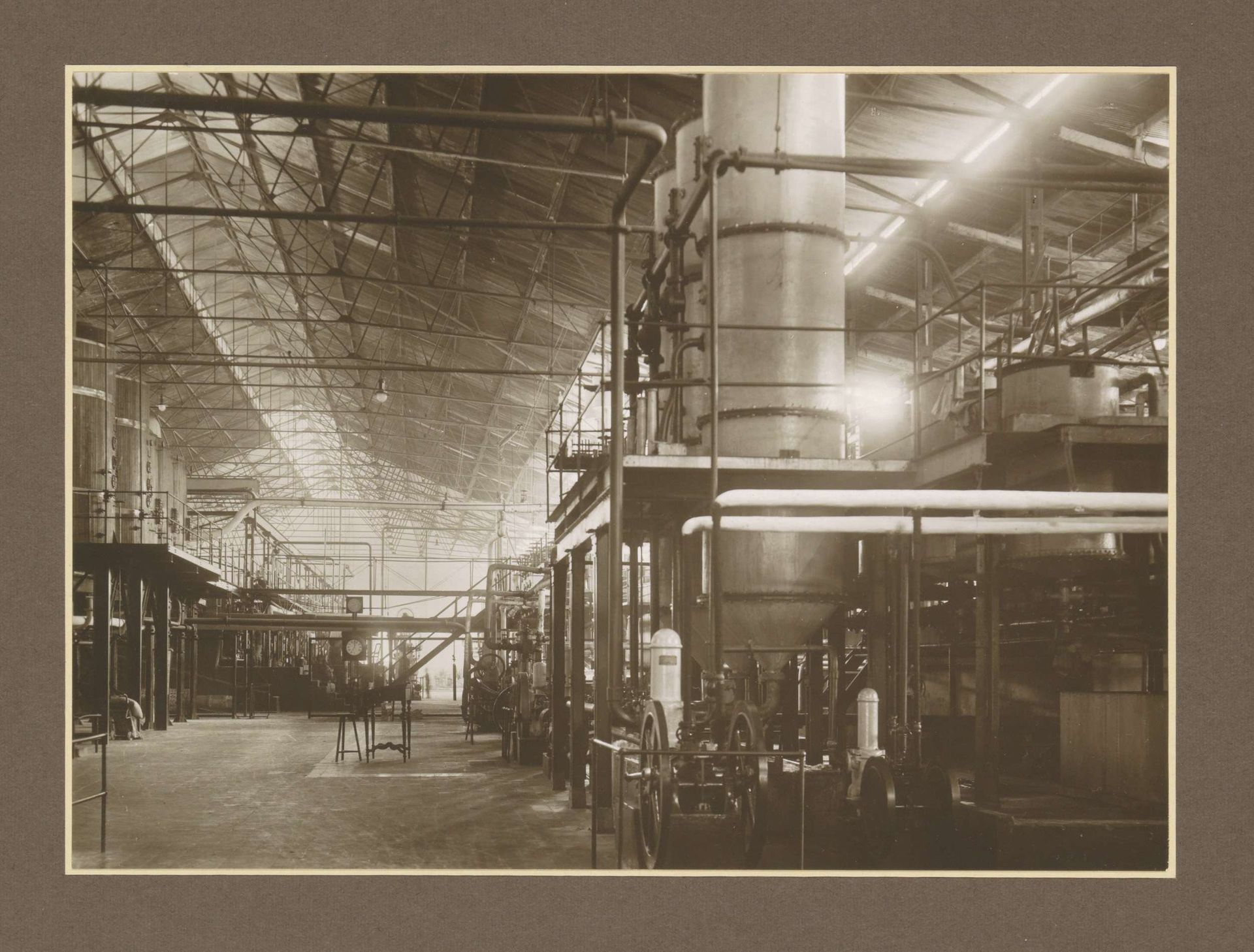 Hal met machines van suikerfabriek Goedo te Djombang op Java by Isken