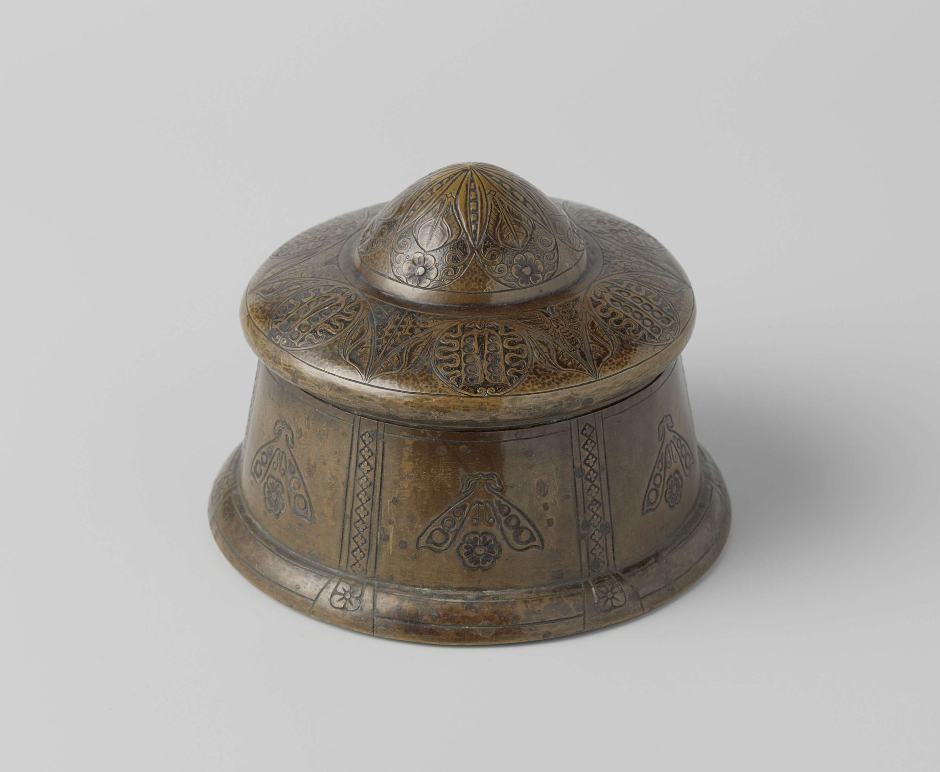Ronde tabakspot van tombak met deksel by G.H. Lantman