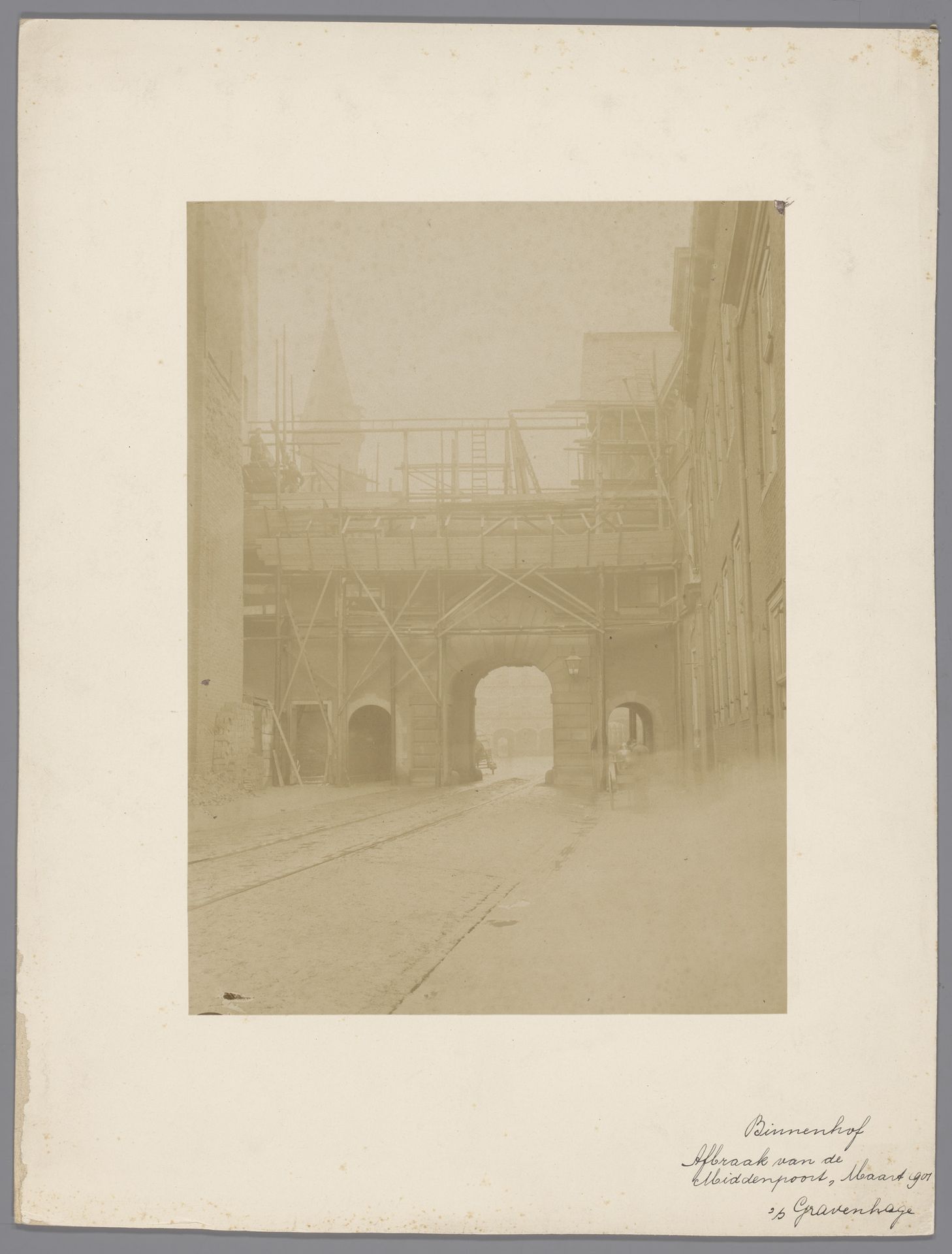 Gezicht op de Binnenpoort van het Binnenhof by anoniem (Monumentenzorg)