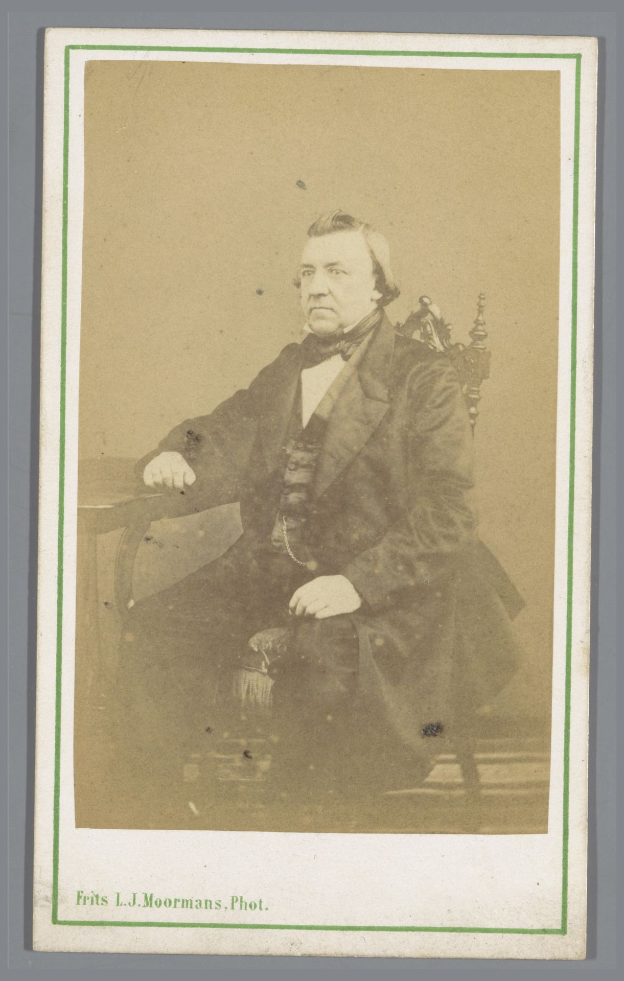 Portret van een onbekende man bij een tafel by Frits L.J. Moormans