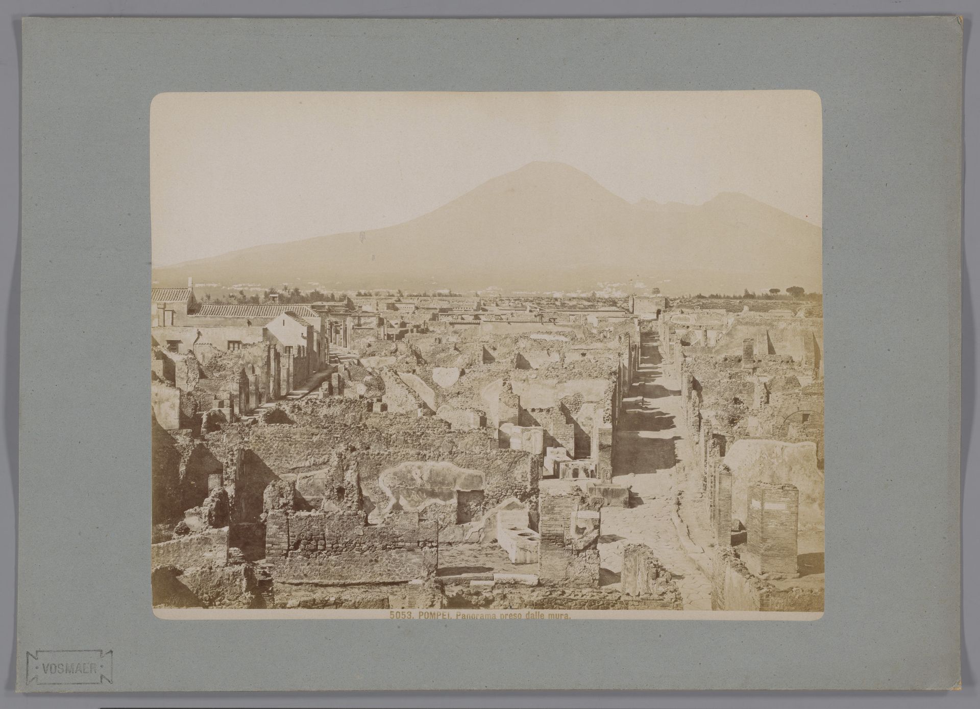 Gezicht op Pompeï met op de achtergrond de Vesuvius by Giacomo Brogi
