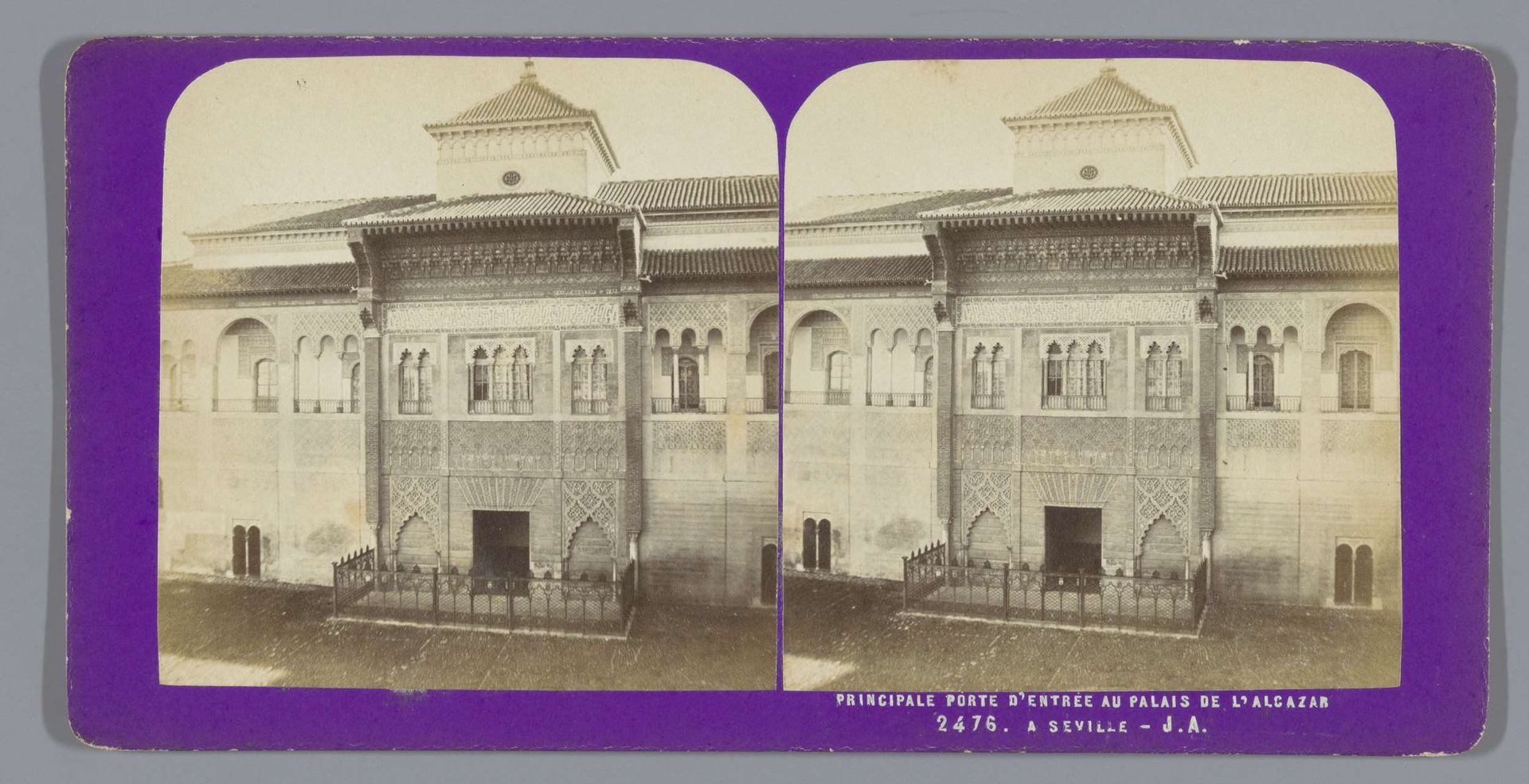 Gezicht op de hoofdingang van het Alcazar in Sevilla by Jean Andrieu