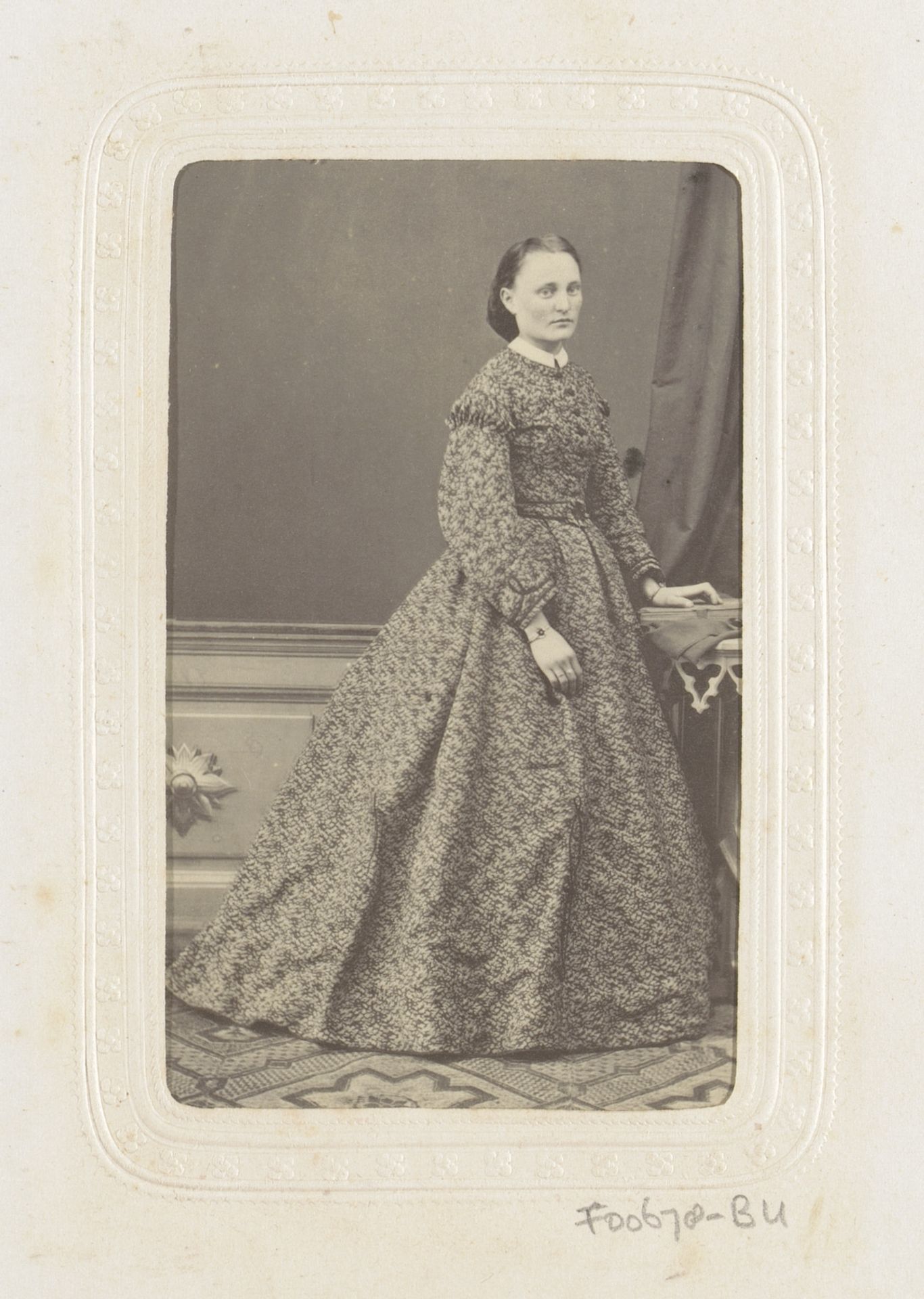 Portret van een staande vrouw by Georg Knittel & Comp