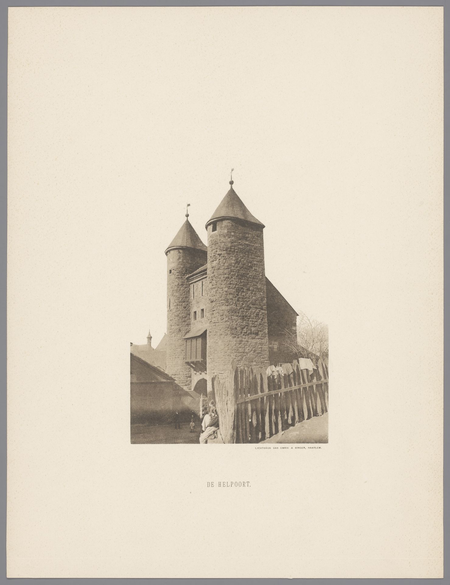 Gezicht op de Helpoort te Maastricht by anoniem (Monumentenzorg)