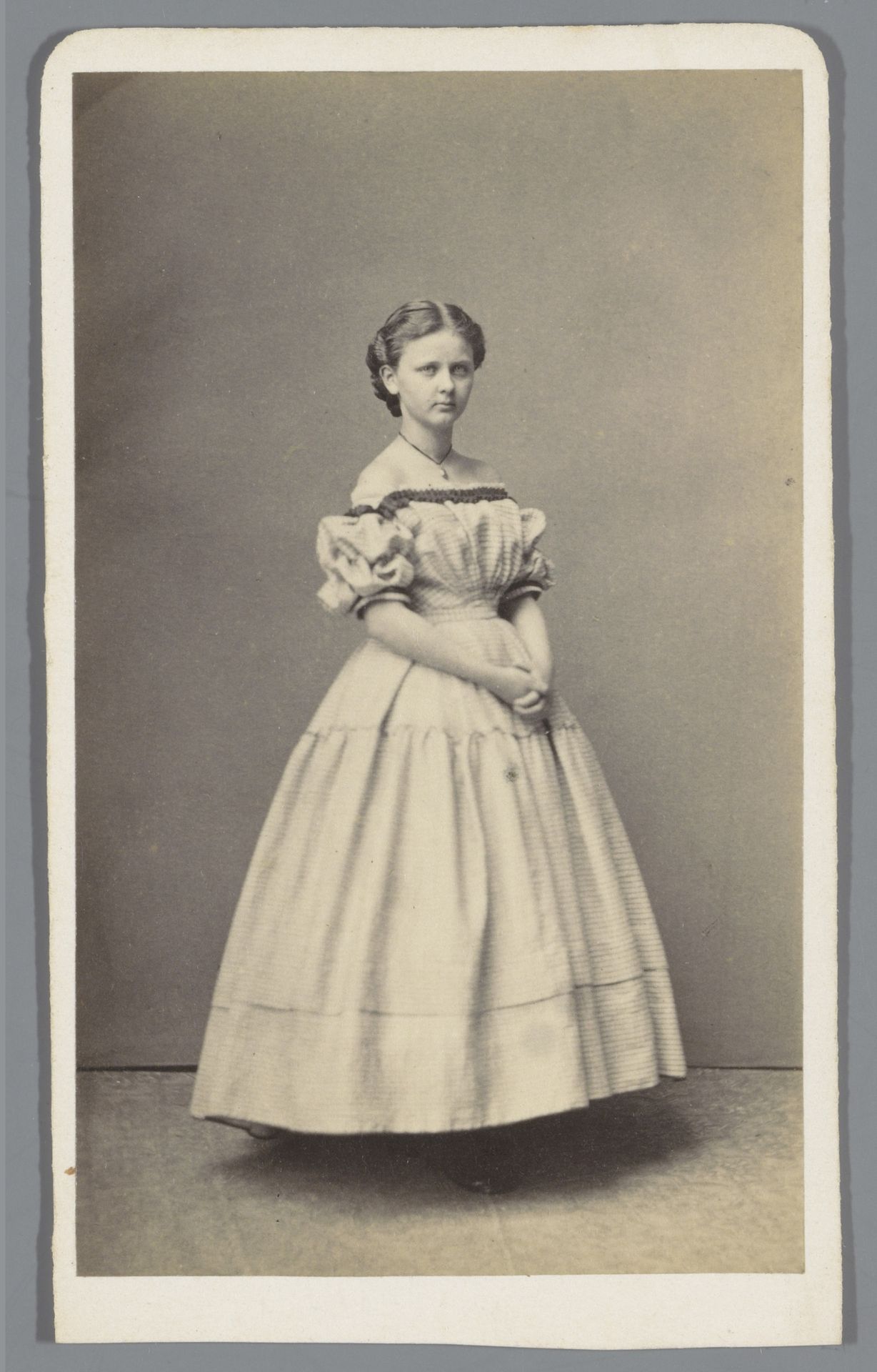 Portret van een onbekende jonge vrouw by Johann Schäfer