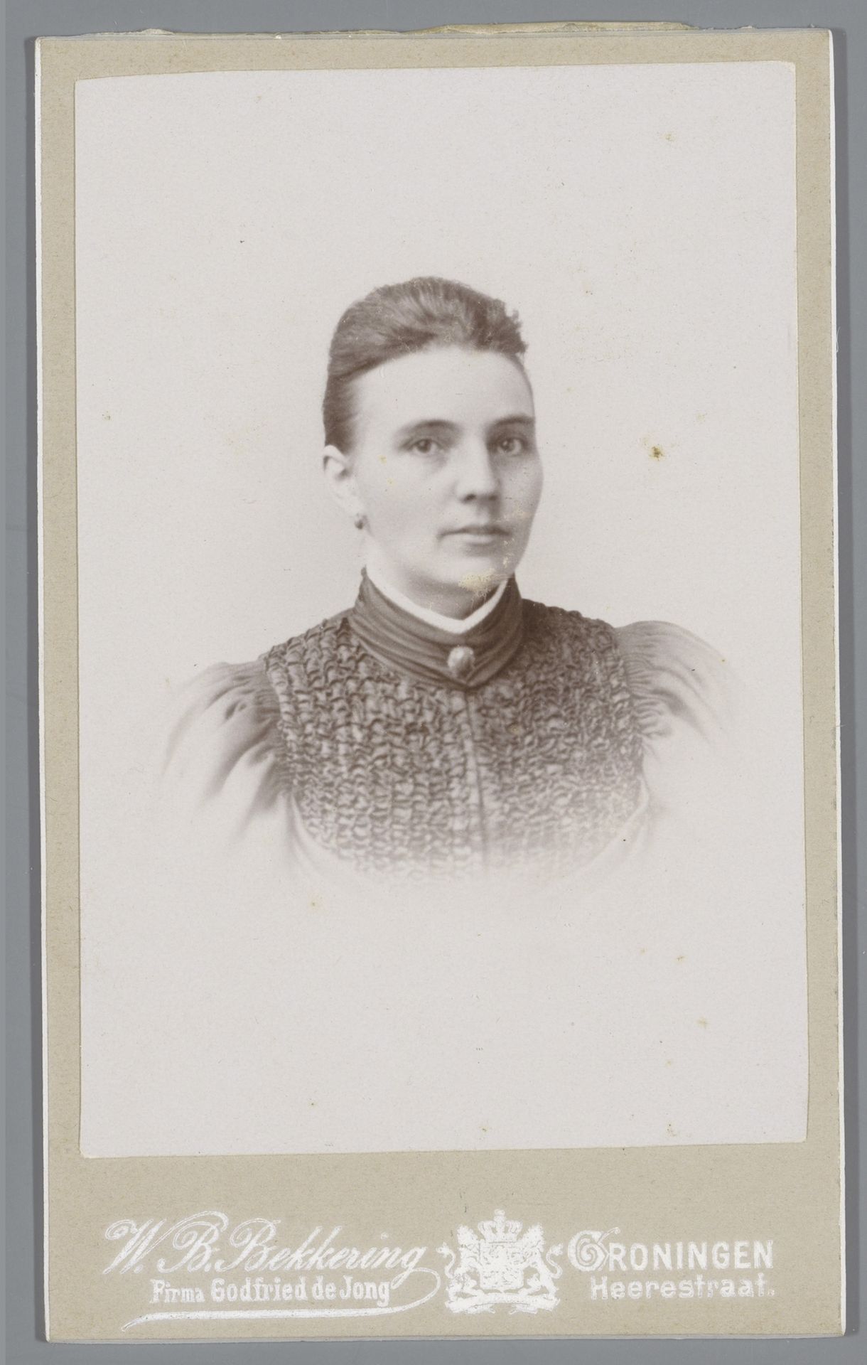 Portret van een onbekende vrouw by Willem Bernard Bekkering