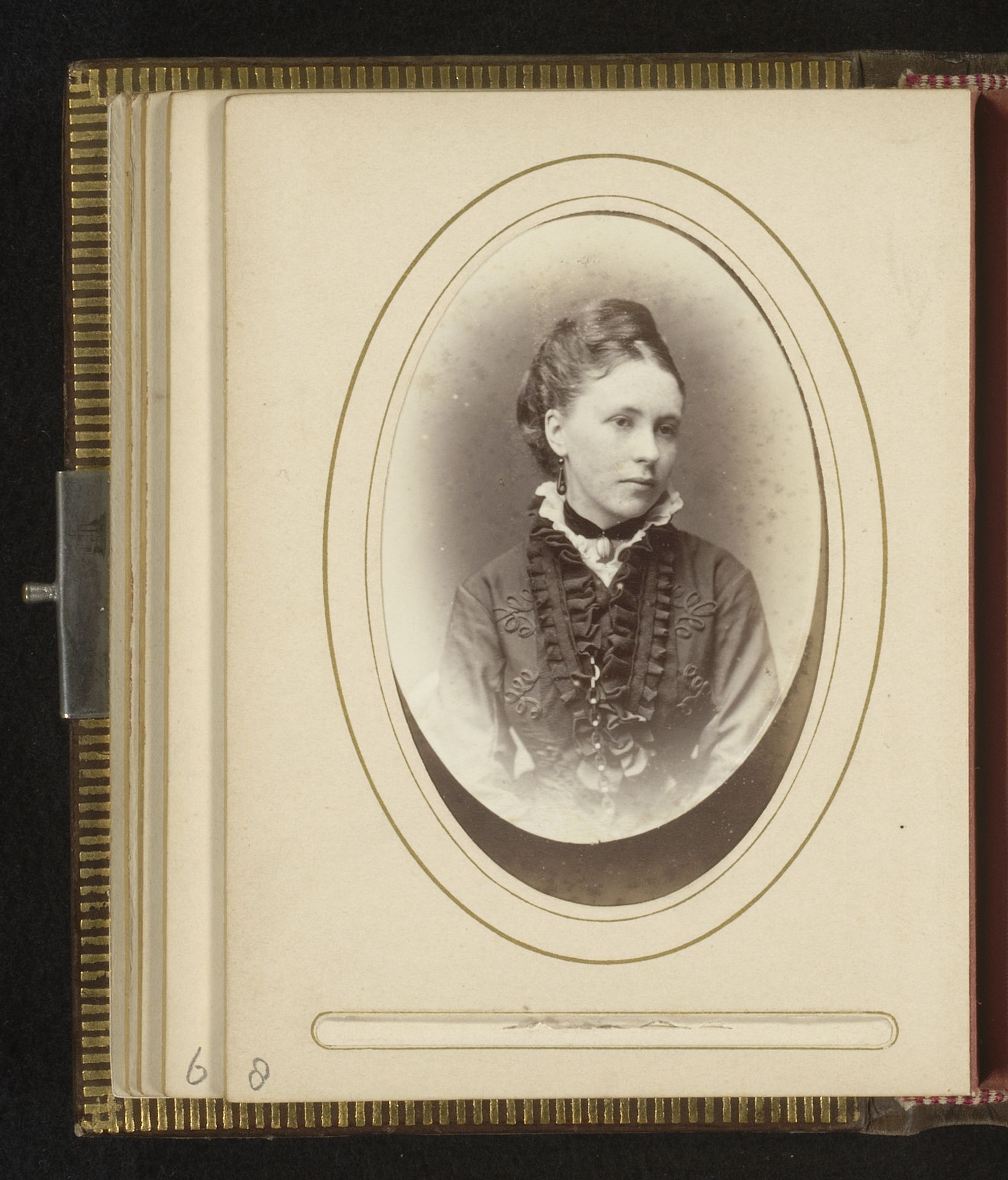 Portret van een vrouw by Chaffin & Sons