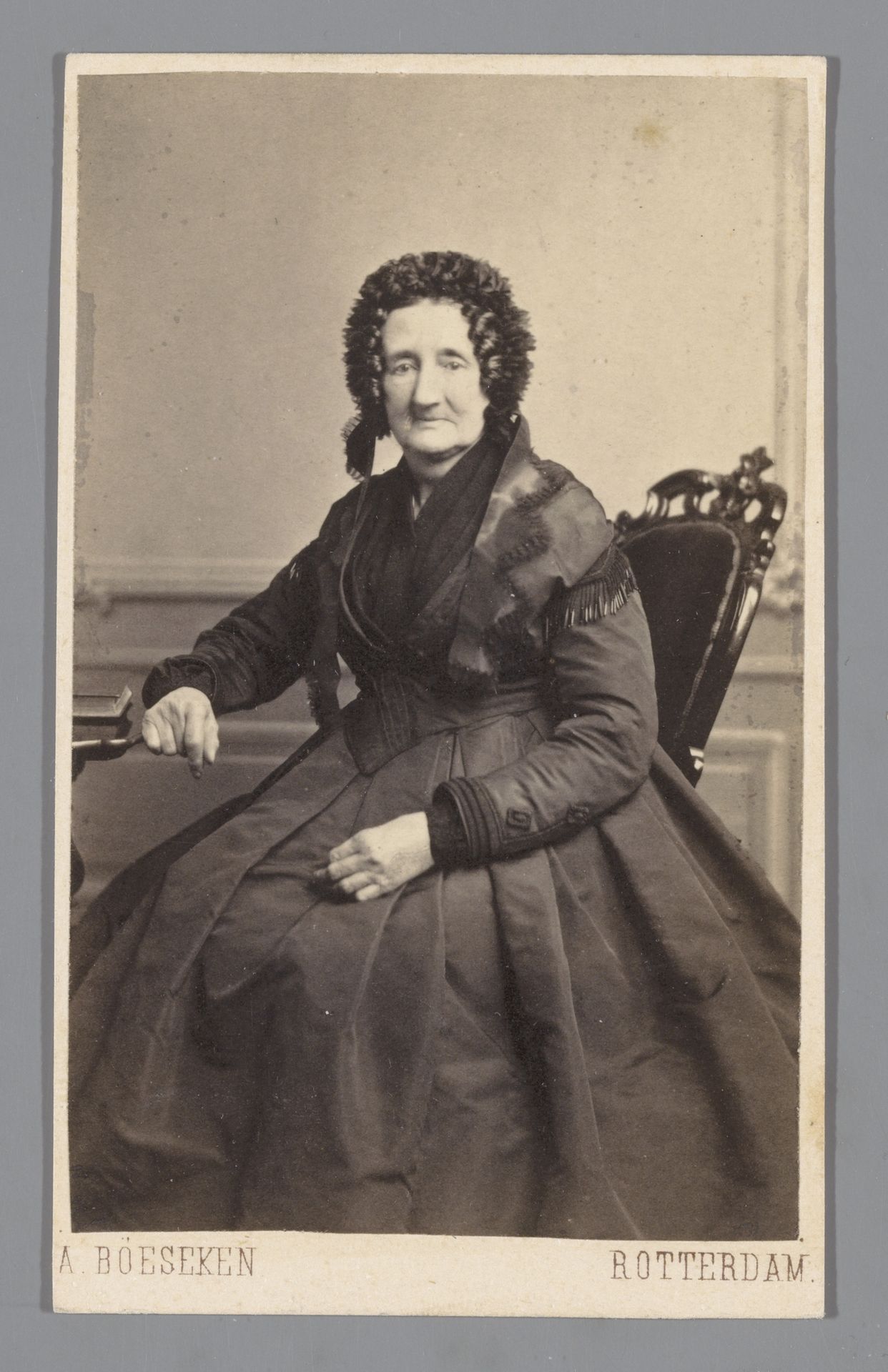 Portret van een oudere vrouw by A. Böeseken