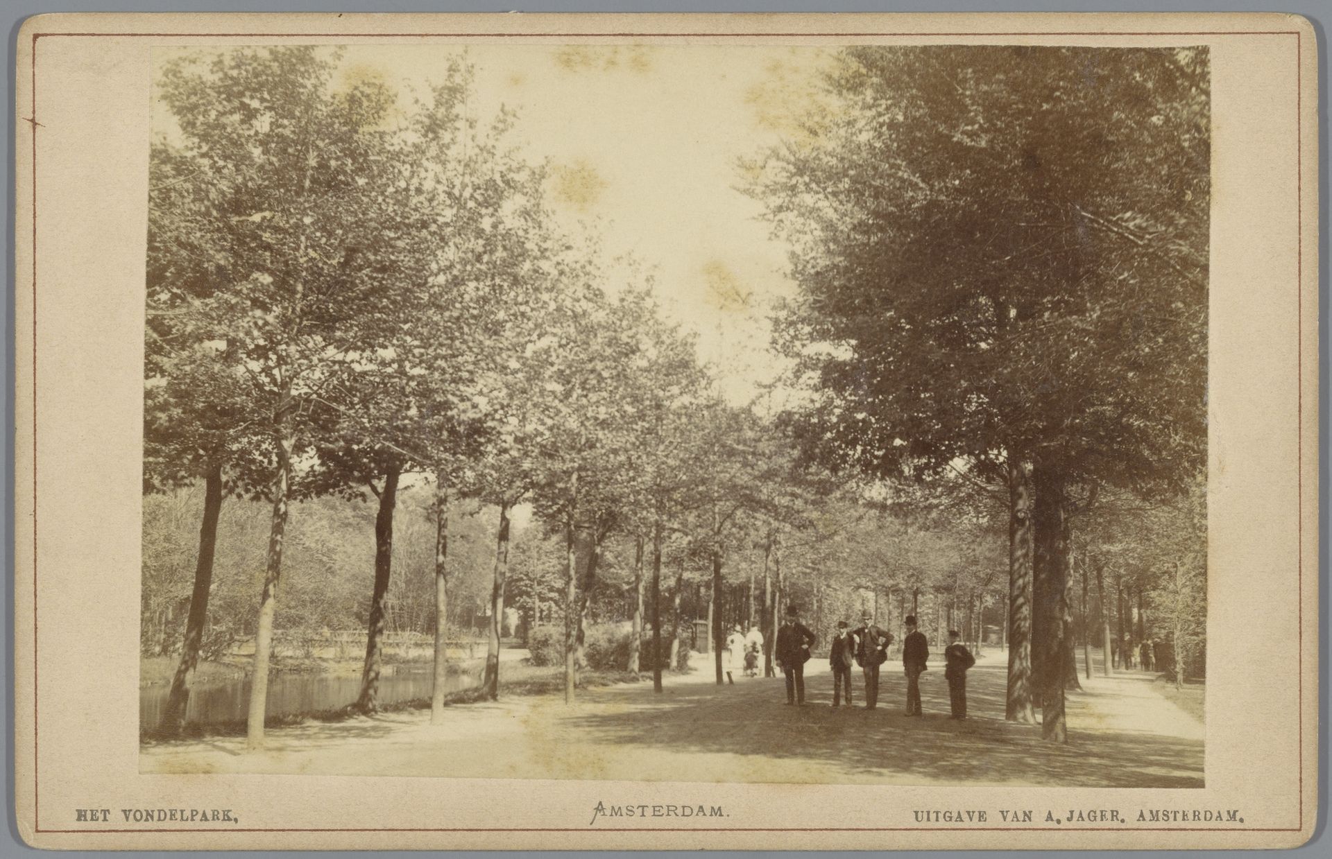 Gezicht op het Vondelpark in Amsterdam by Andries Jager