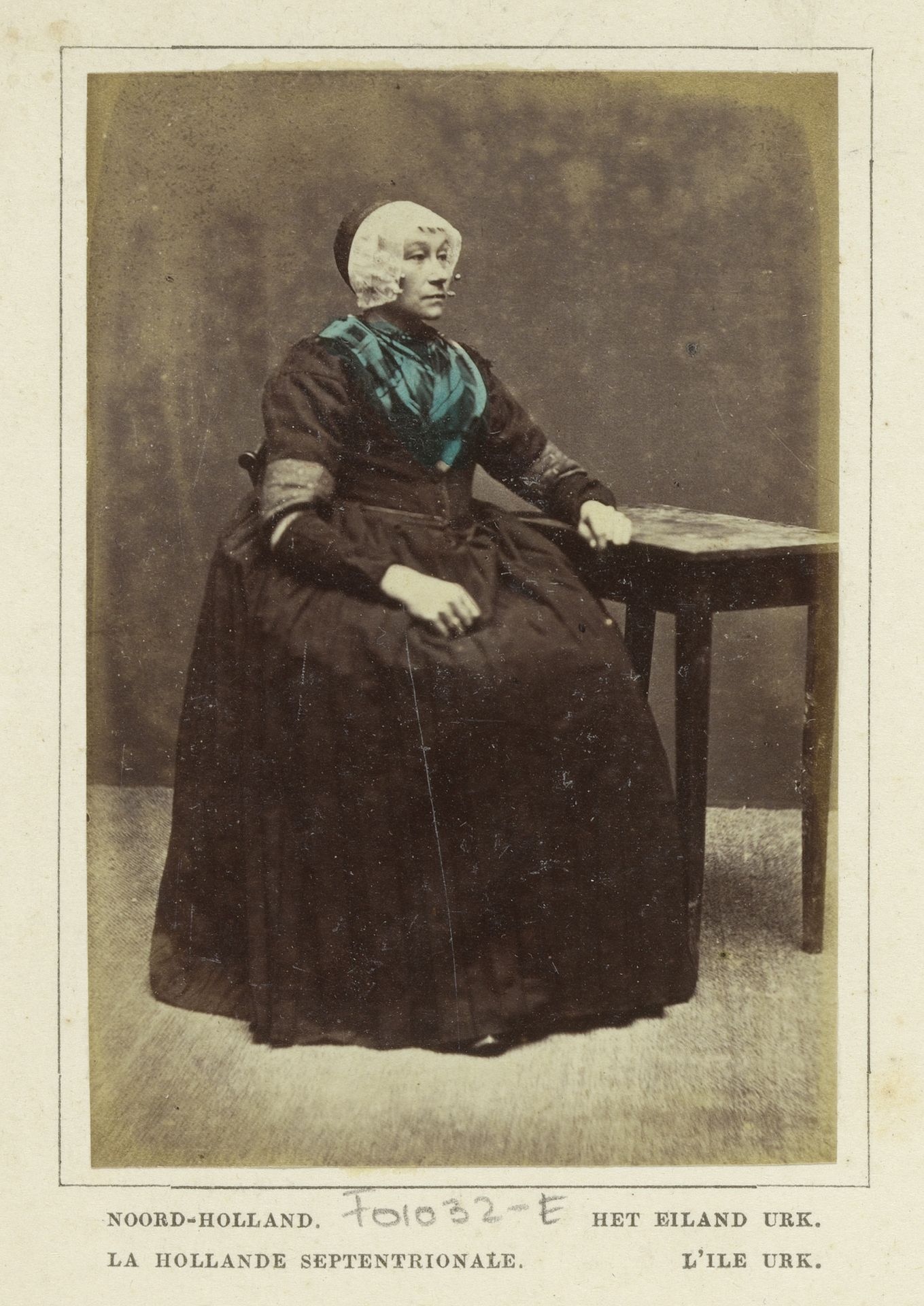 Portret van een onbekende vrouw in klederdracht van Urk, Flevoland by Andries Jager