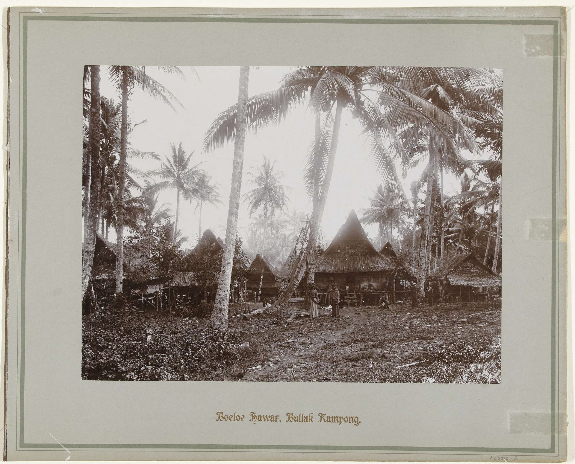 Boeloe Hawar, Battak Kampong op Sumatra by Stafhell & Kleingrothe