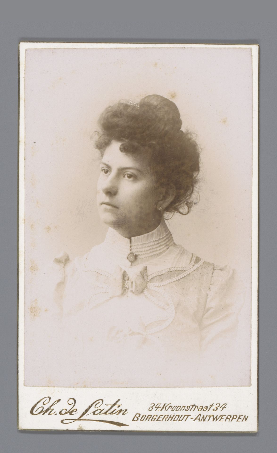 Portret van een onbekende vrouw by Charles de Latin